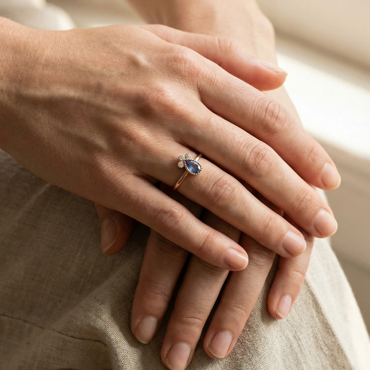 Gökyüzü Mavisi Damla Taşlı Pırlanta Yüzük