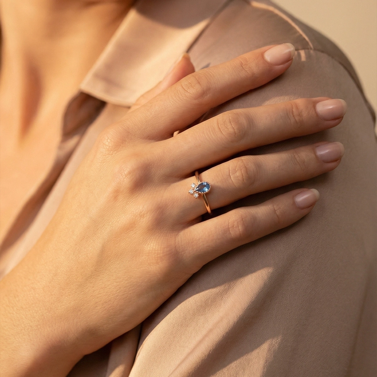 Gökyüzü Mavisi Damla Taşlı Pırlanta Yüzük