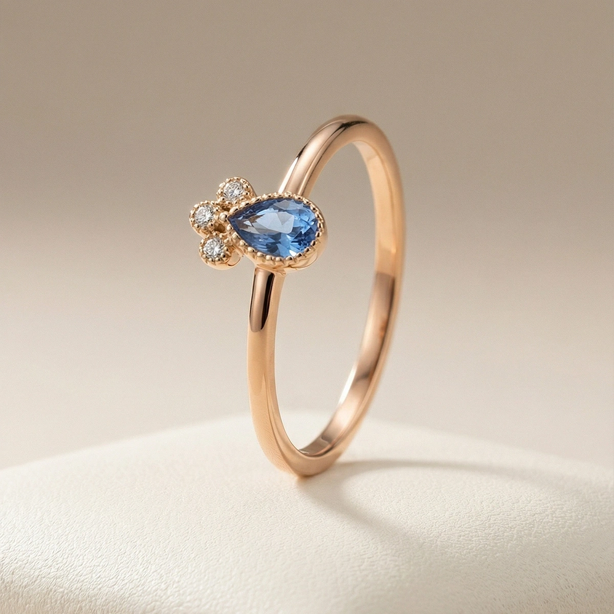 Gökyüzü Mavisi Damla Taşlı Pırlanta Yüzük