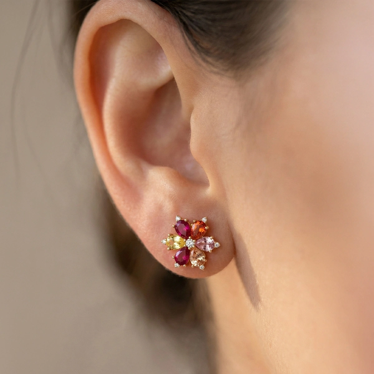 Renkli Taşlı Modern Çiçek Formlu Gümüş Küpe