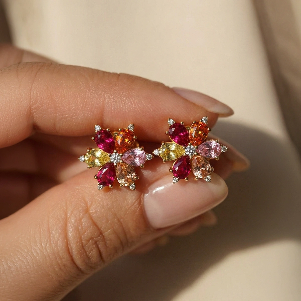 Renkli Taşlı Modern Çiçek Formlu Gümüş Küpe