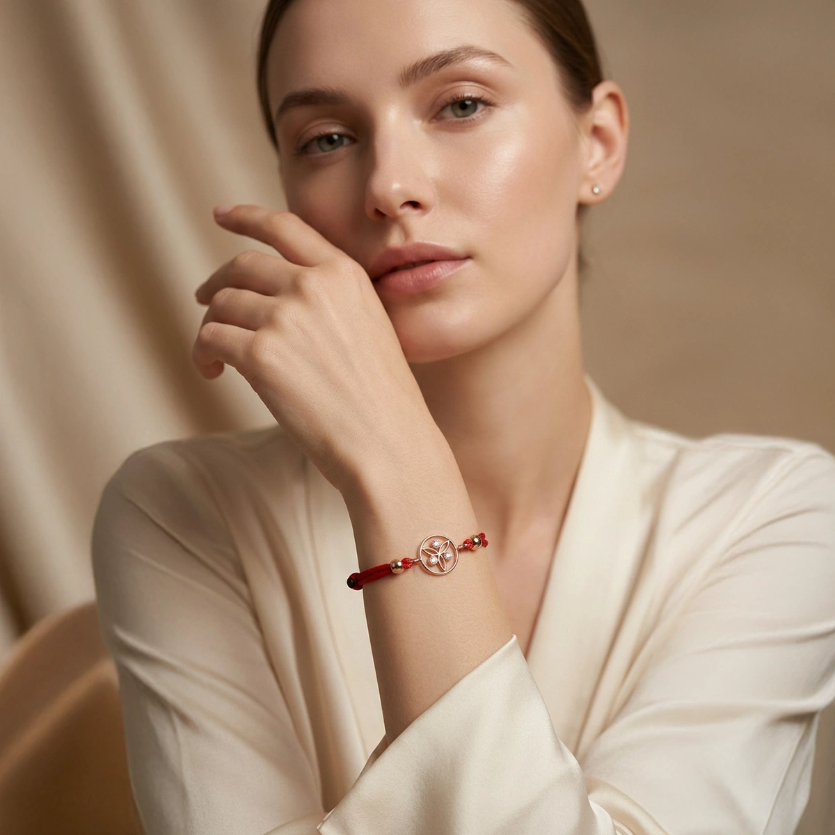 Üç Pırlantalı Stilize Melek Bileklik