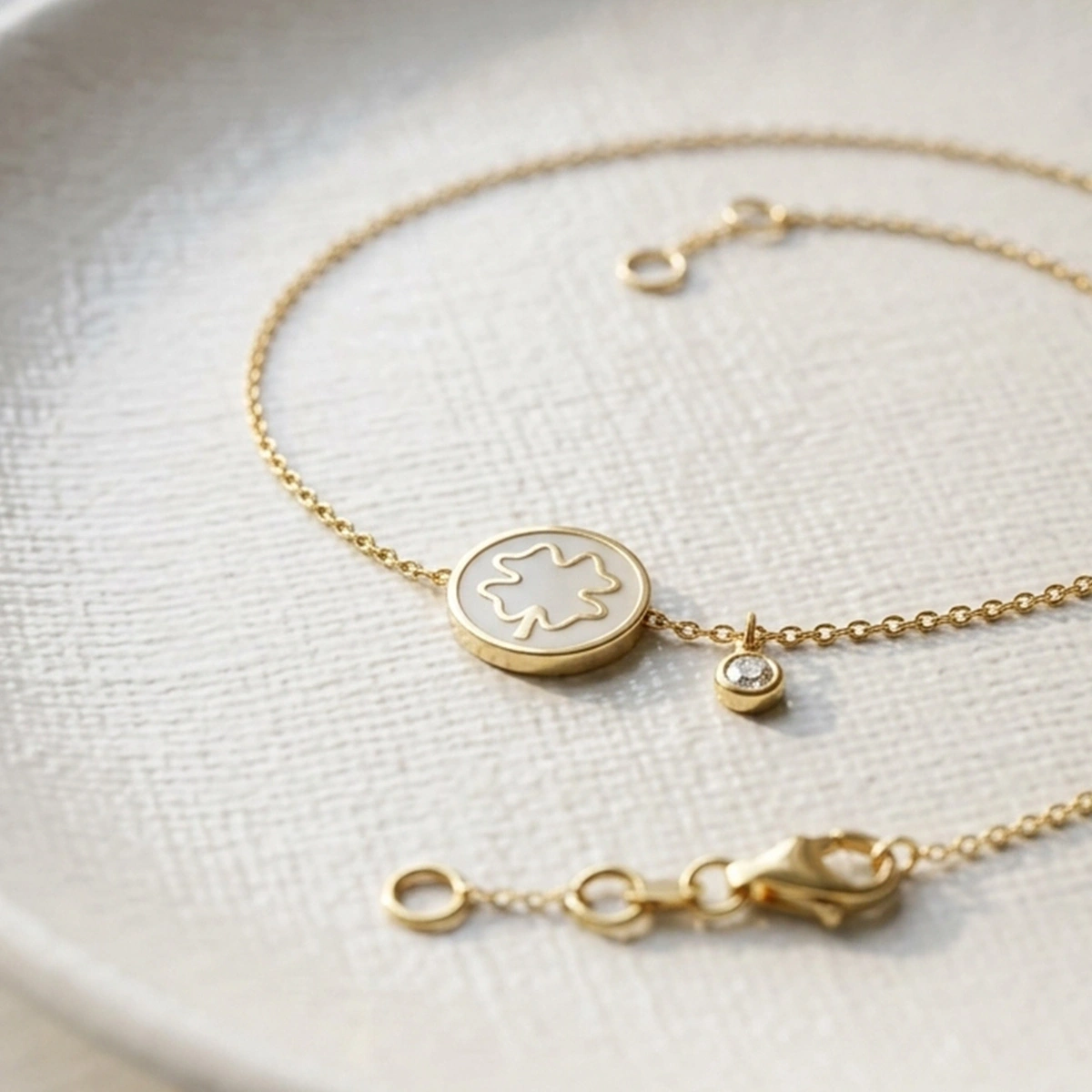 Sedef Mineli Yonca Pırlanta Bileklik