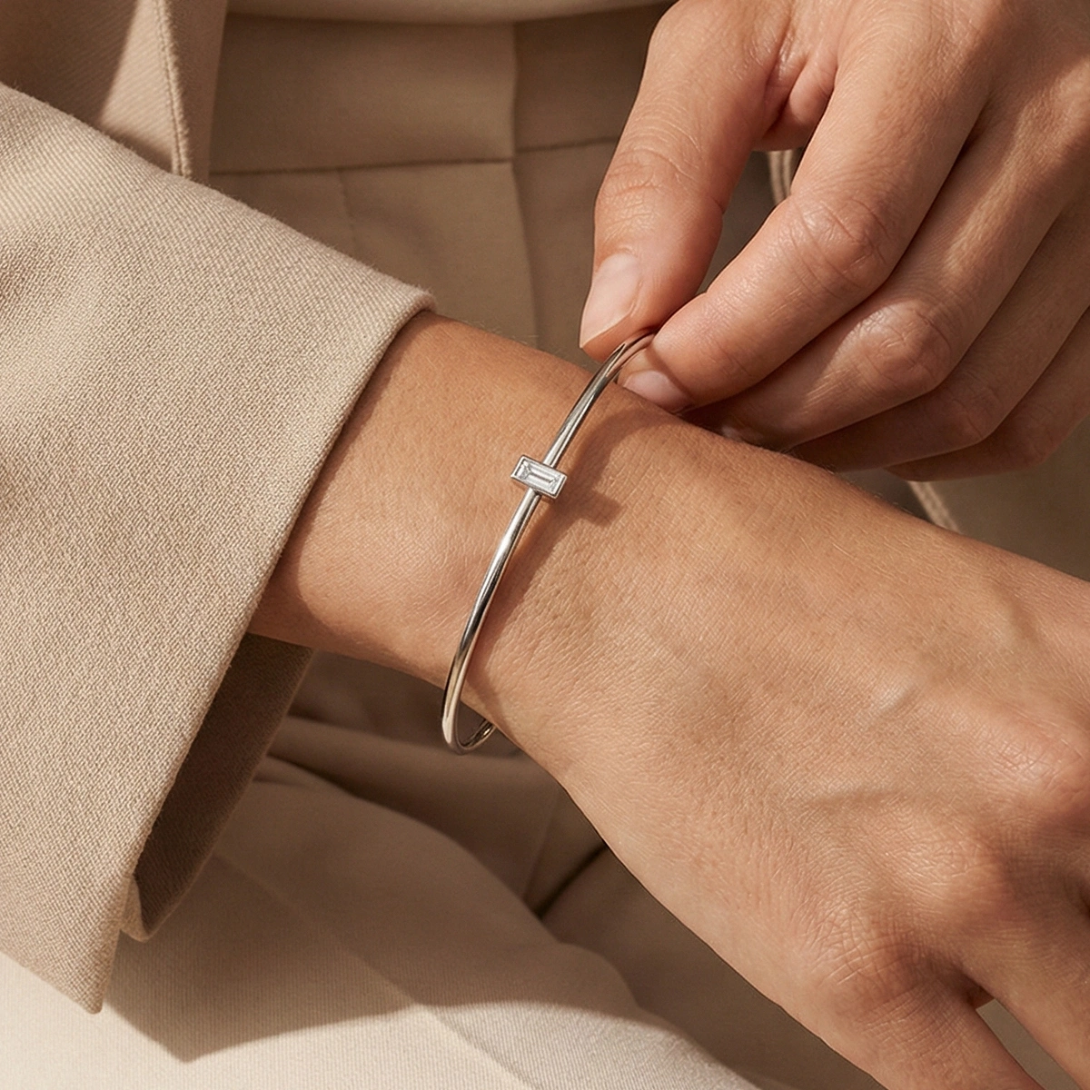 Baget Tek Taşlı Modern Altın Bileklik