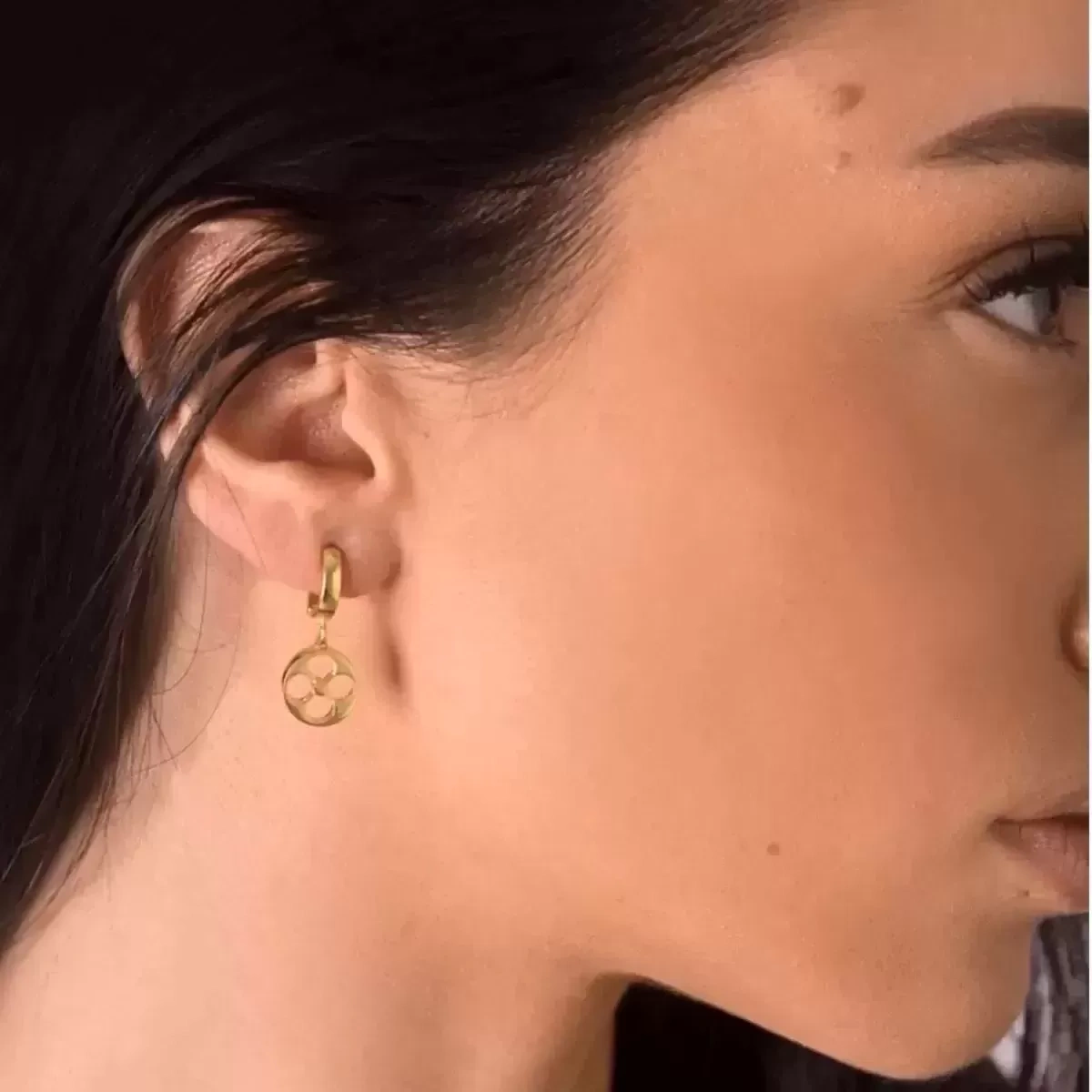 Minimal Ajurlu Yonca Sallantılı Gümüş Küpe