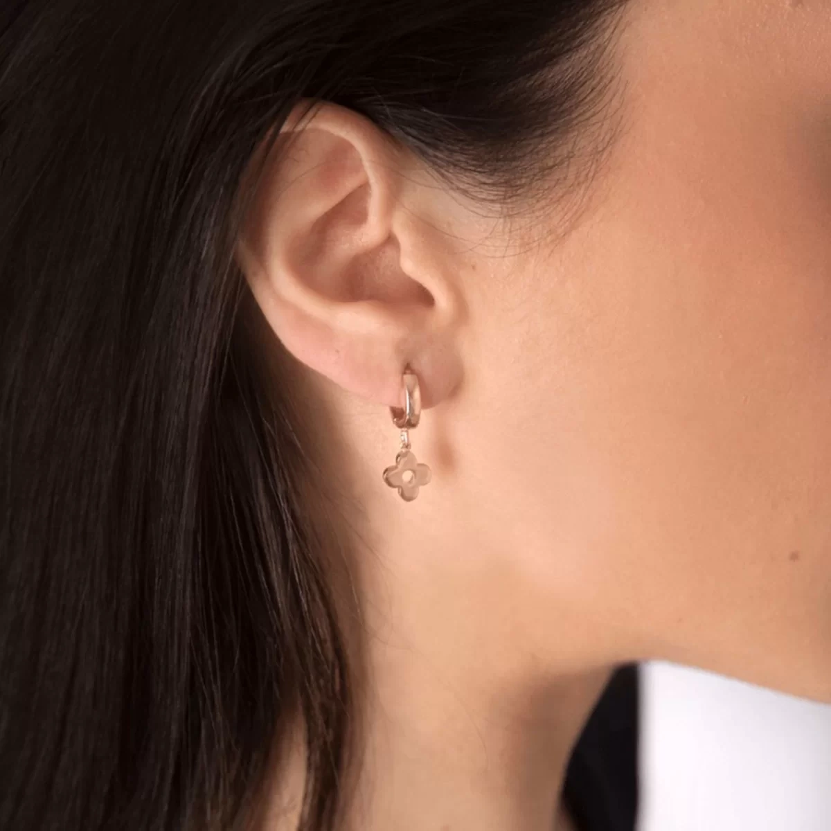 Minimal Yonca Sallantılı Gümüş Küpe