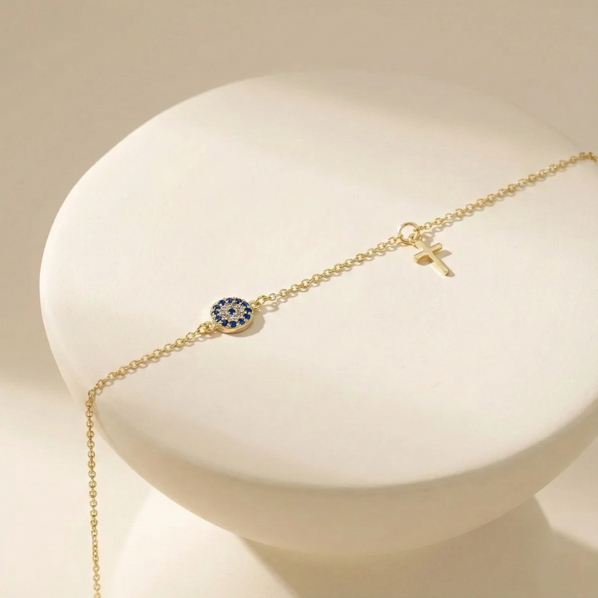 Nazar Bocuğu Yuvarlak Formlu Minik Haç Sallantılı Gümüş Bileklik