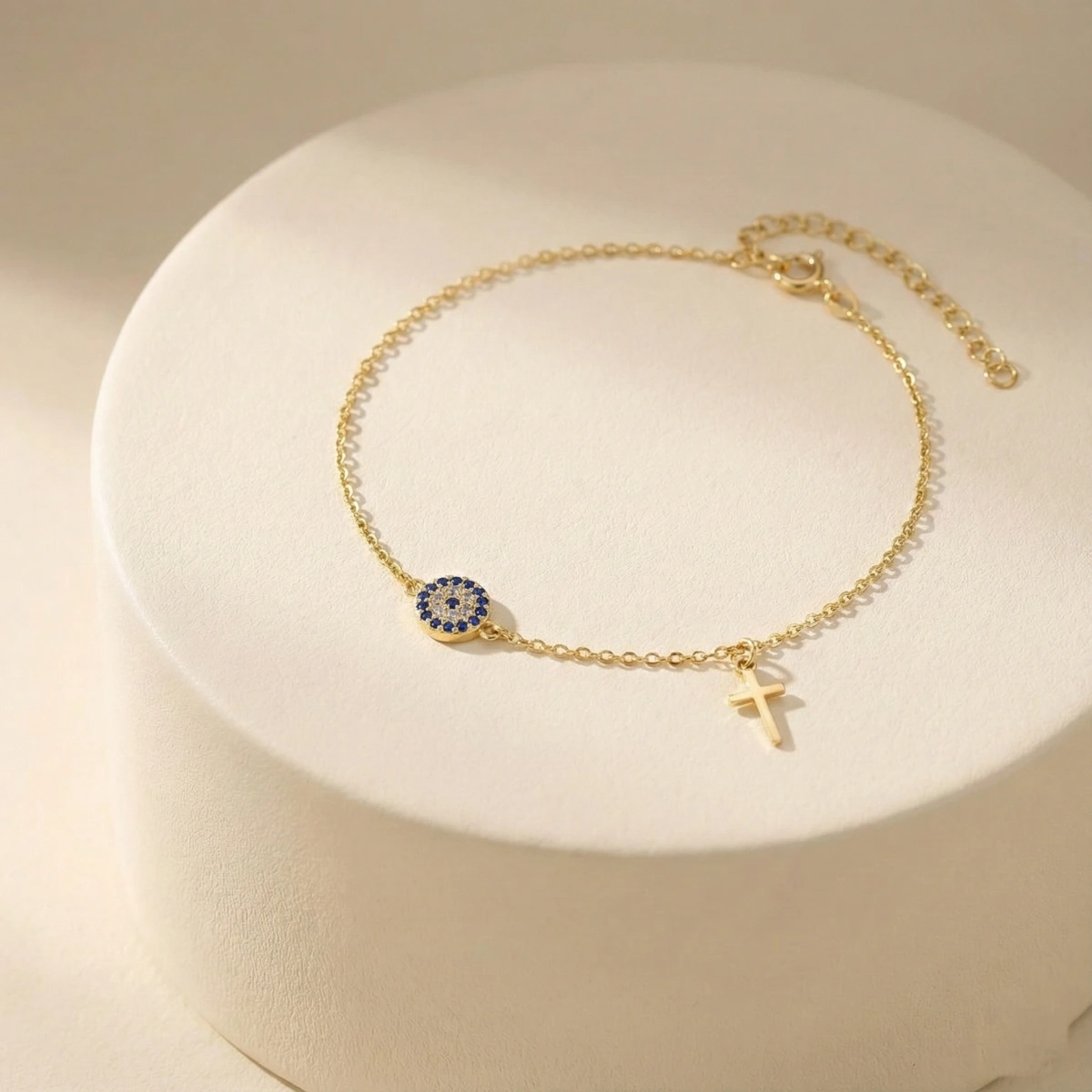 Nazar Bocuğu Yuvarlak Formlu Minik Haç Sallantılı Gümüş Bileklik