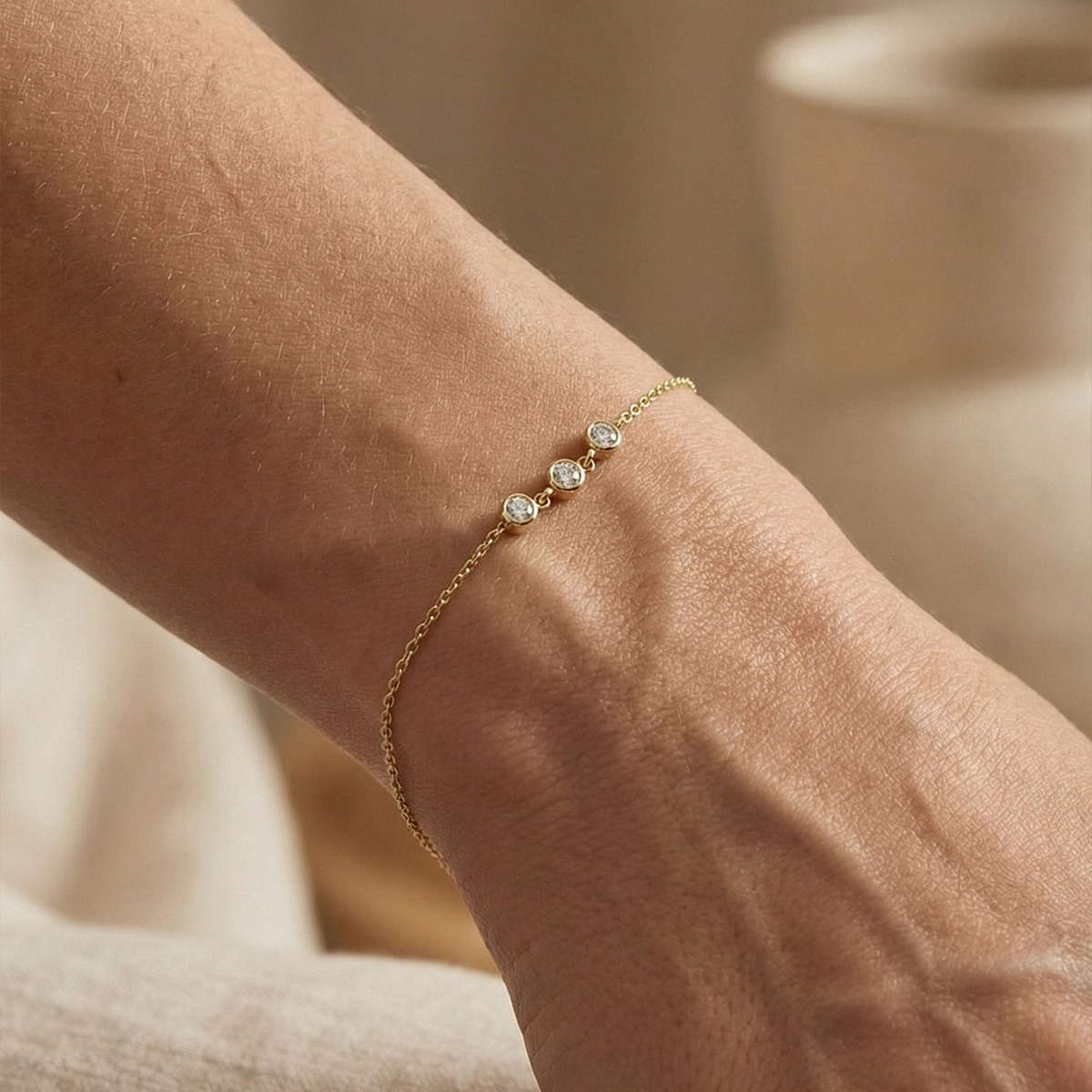 Üç Taşlı Zarif Altın Bileklik