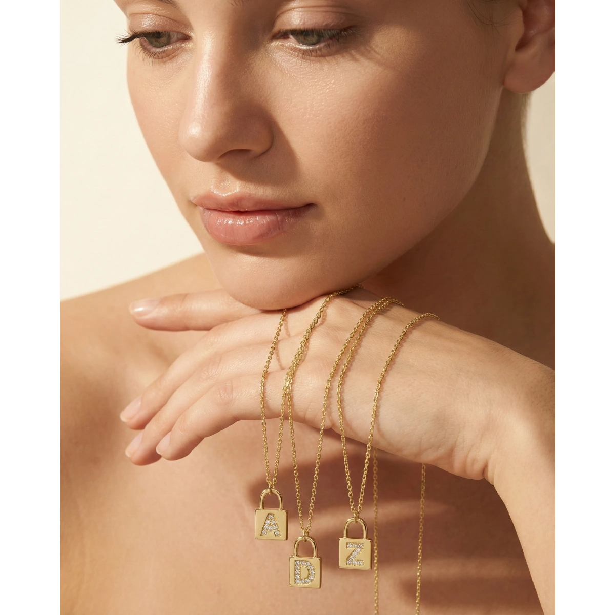 W Harfi Kilit Altın Kolye