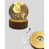 5 cm 3D Kristal Astronot Küre Lamba – Dekoratif LED Işıklı Ahşap Stand
