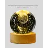 5 cm 3D Kristal Astronot Küre Lamba – Dekoratif LED Işıklı Ahşap Stand