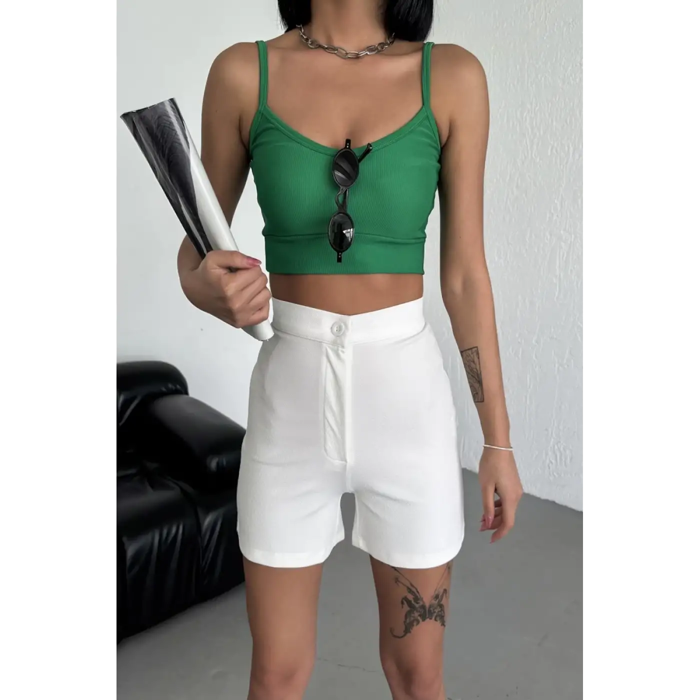 Tarz ve Rahatlığı Bir Arada Sunan Yüksek Bel Esnek Likralı Krep Şort Beyaz