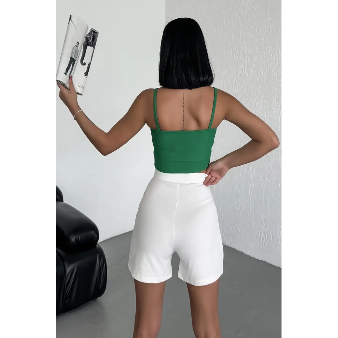 Tarz ve Rahatlığı Bir Arada Sunan Yüksek Bel Esnek Likralı Krep Şort Beyaz