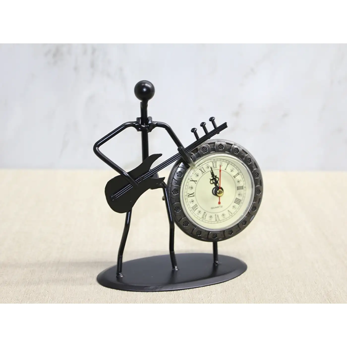 Metal Saatli Gitar Çalan Müzisyen