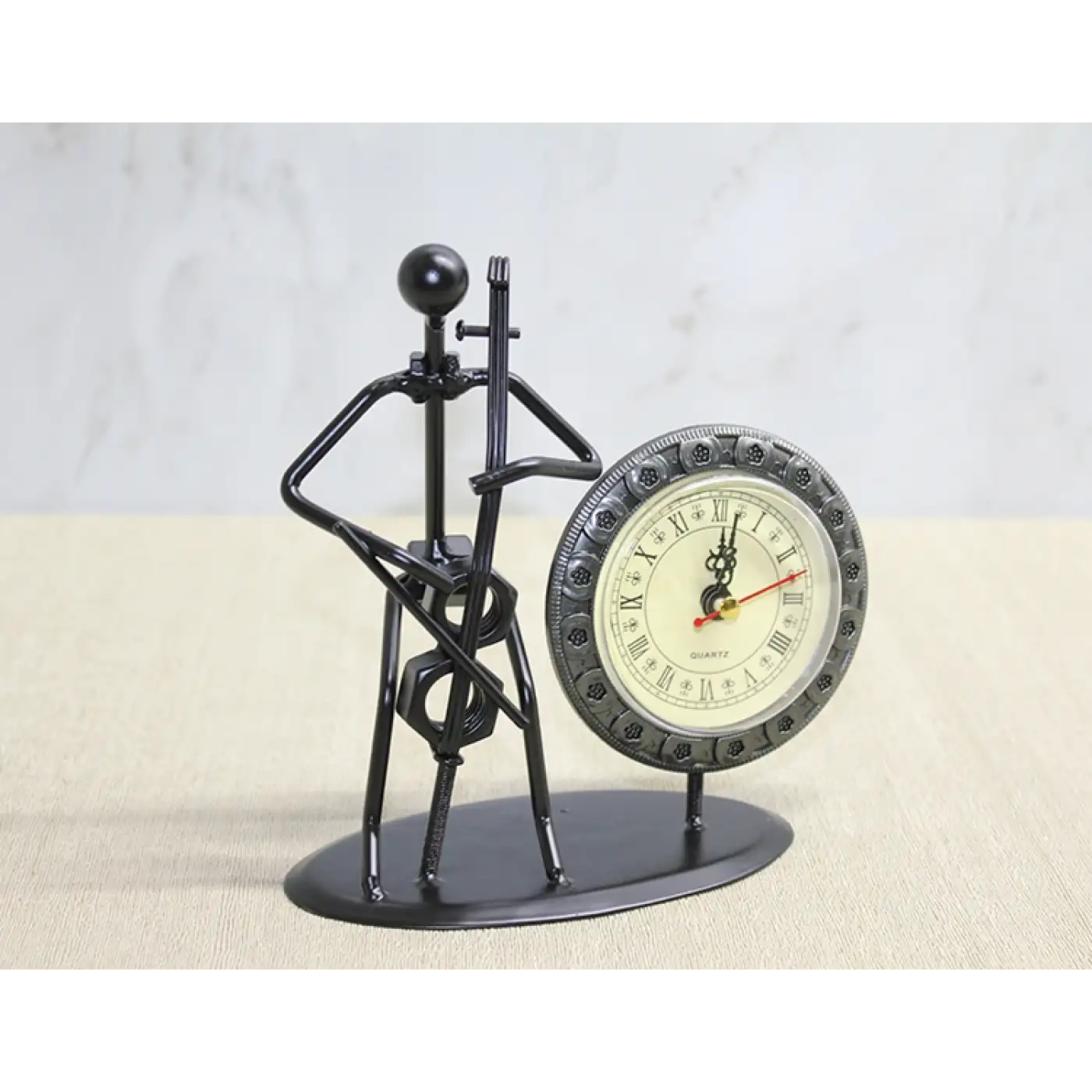 Metal Saatli Keman Çalan Müzisyen