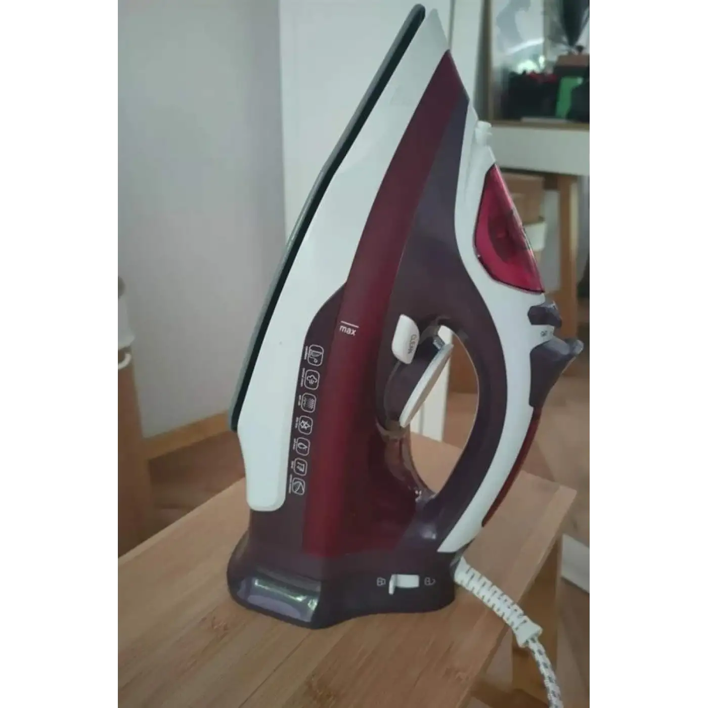 Modern Tasarım 2200W Dayanıklı Buharlı Seramik Kaplama Ütü