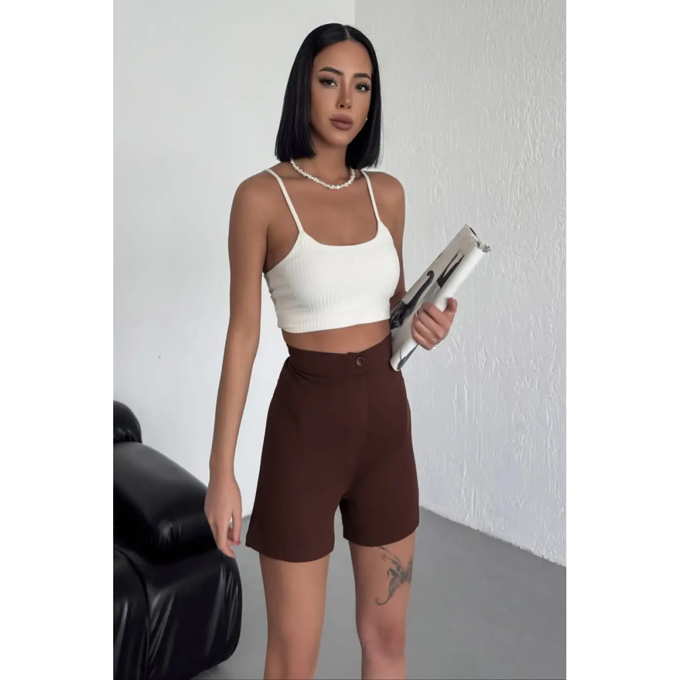 Tarz ve Rahatlığı Bir Arada Sunan Yüksek Bel Esnek Likralı Krep Şort Kahverengi