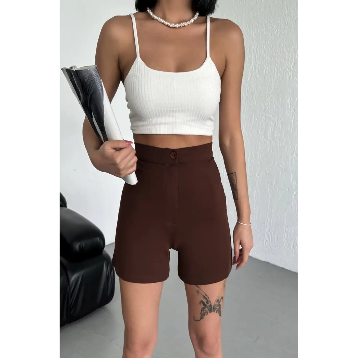 Tarz ve Rahatlığı Bir Arada Sunan Yüksek Bel Esnek Likralı Krep Şort Kahverengi