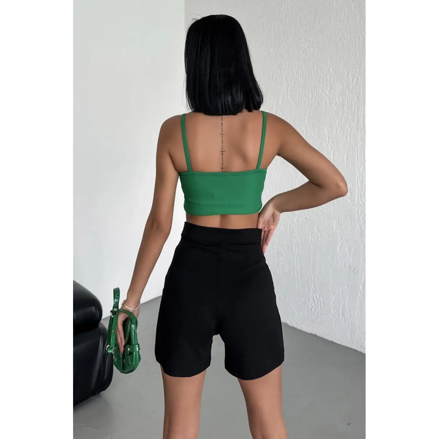 Tarz ve Rahatlığı Bir Arada Sunan Yüksek Bel Esnek Likralı Krep Şort Siyah