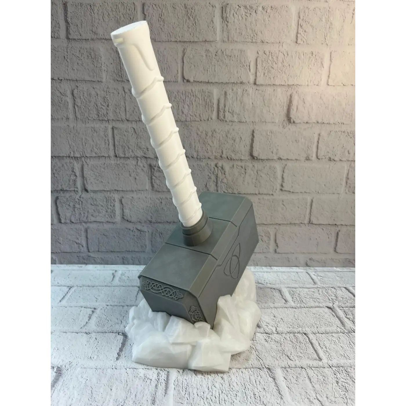 Thor’un Çekici Dekoratif Süs Güçlü ve İkonik Tasarım 20x34 cm