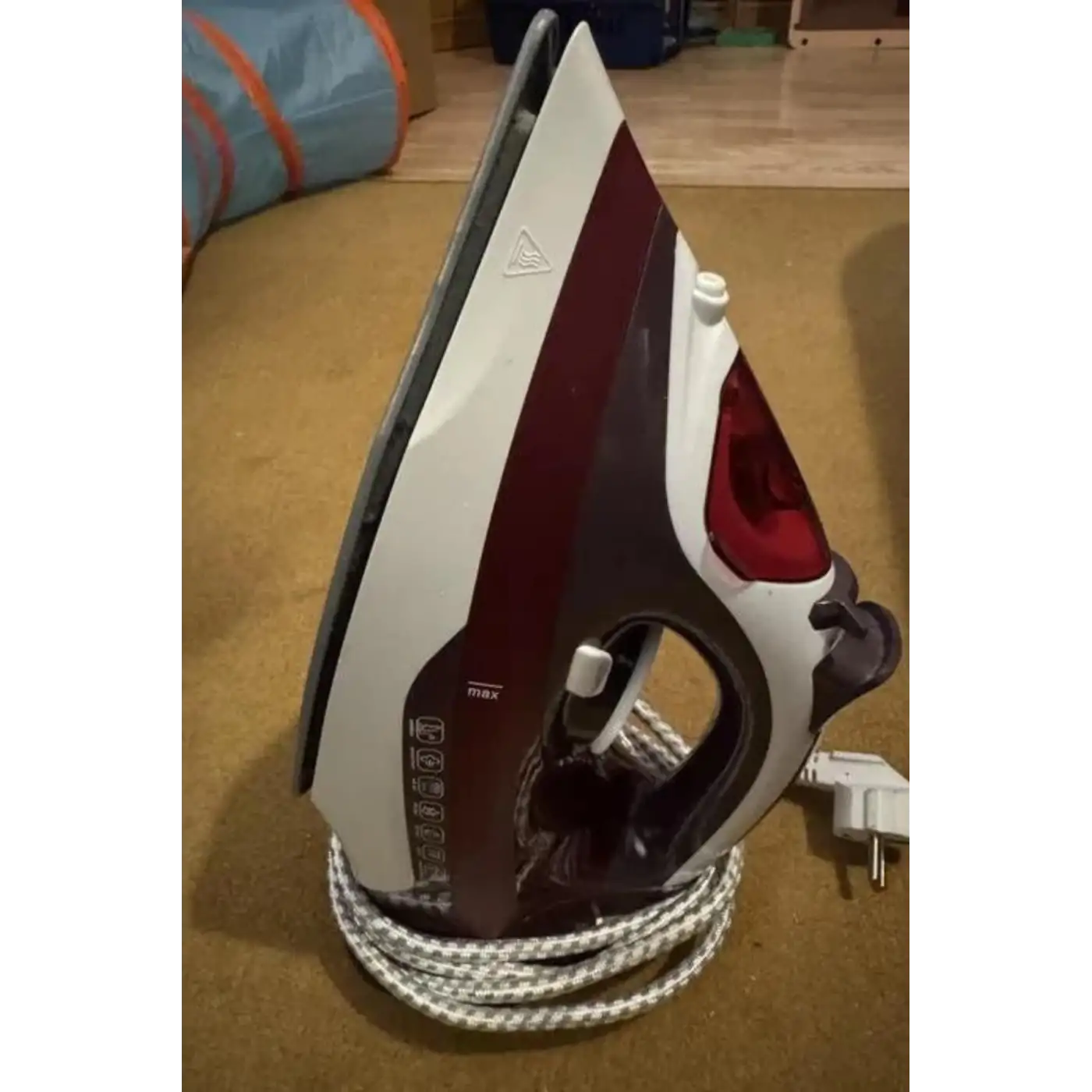 Yeni Nesil Kırmızı Buharlı Ütü 2200 Watt Seramik Tabanlı Yüksek Buhar Gücü