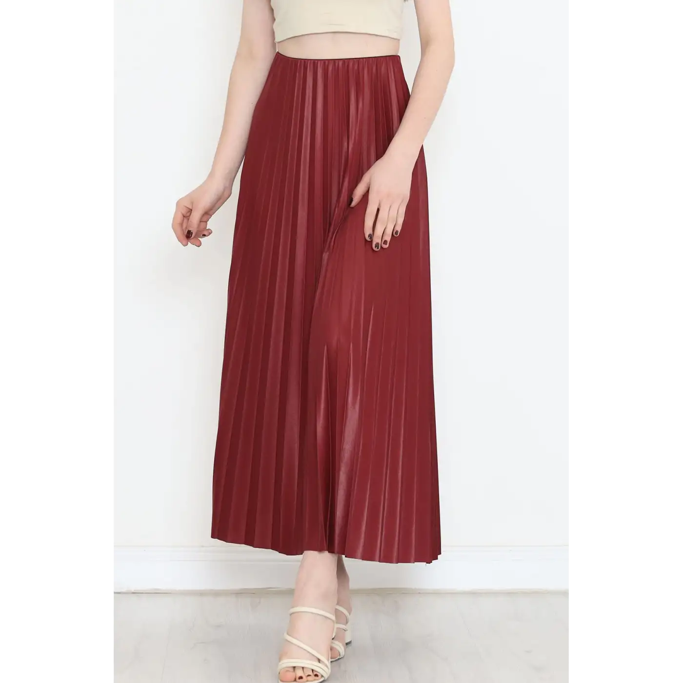 Zarif ve Modern Pileli Parlak Krep Gizli Lastikli Bordo Etek