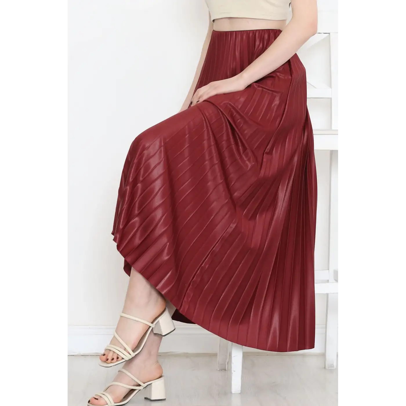 Zarif ve Modern Pileli Parlak Krep Gizli Lastikli Bordo Etek