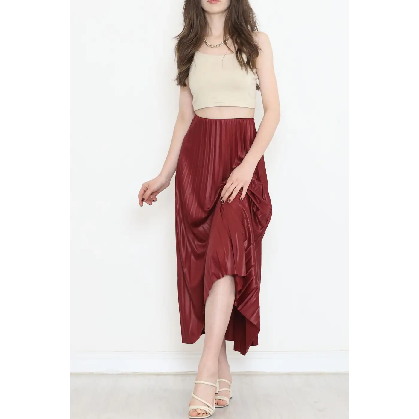 Zarif ve Modern Pileli Parlak Krep Gizli Lastikli Bordo Etek