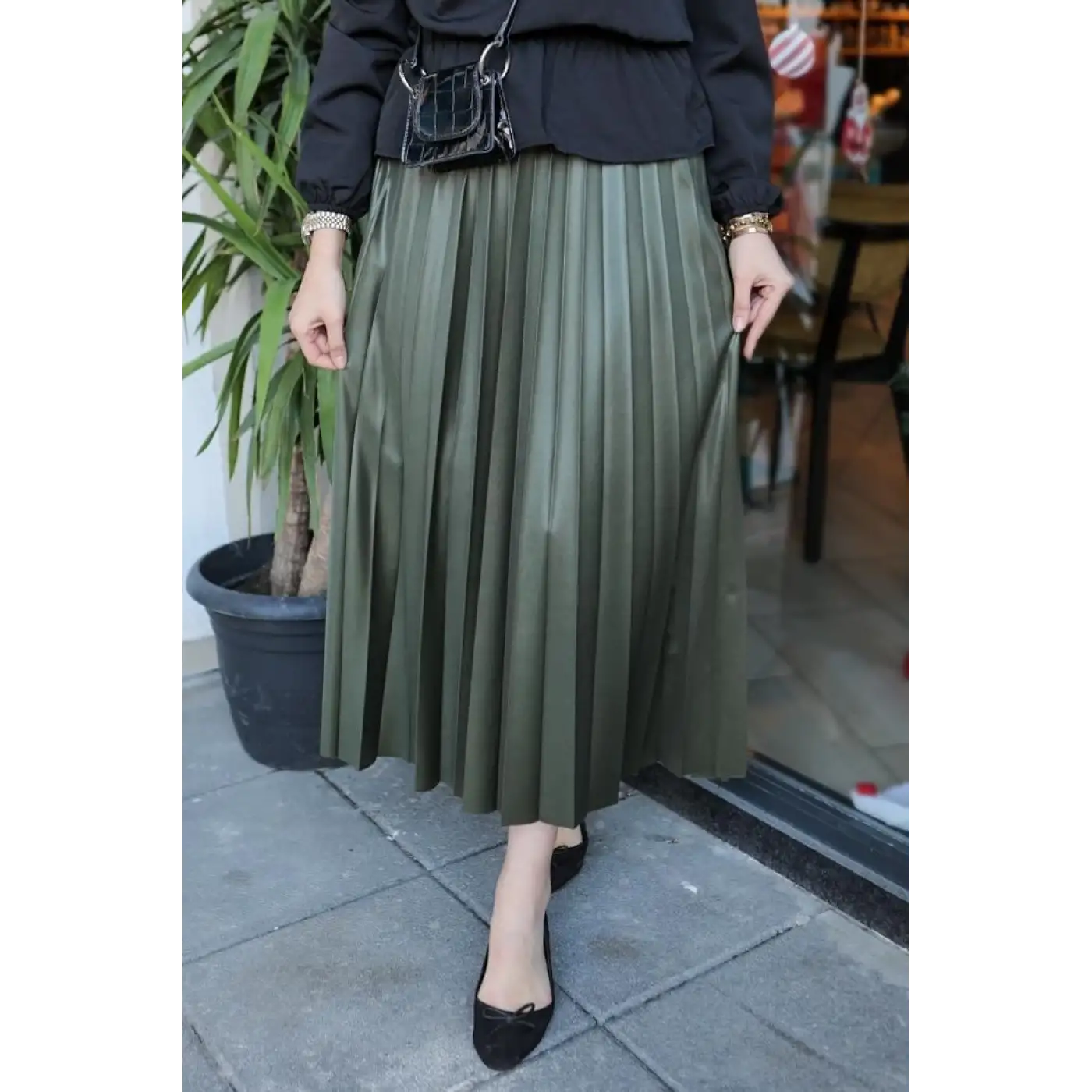 Zarif ve Modern Pileli Parlak Krep Gizli Lastikli Haki Etek