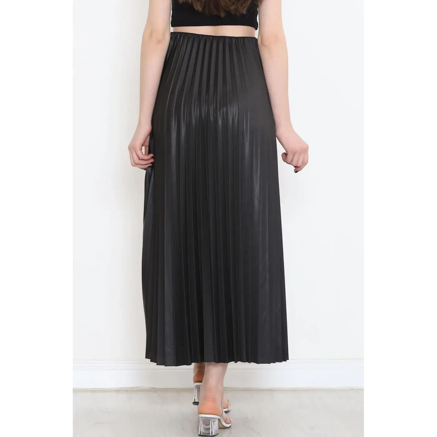 Zarif ve Modern Pileli Parlak Krep Gizli Lastikli Siyah Etek