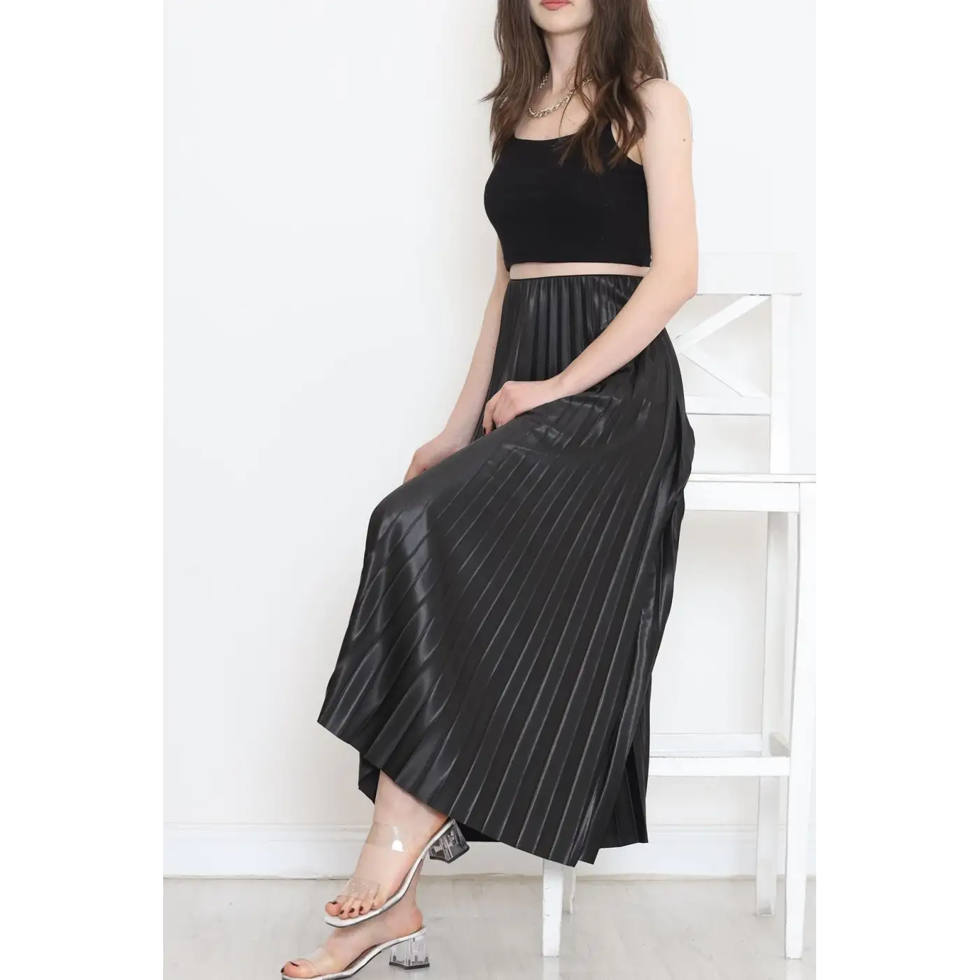 Zarif ve Modern Pileli Parlak Krep Gizli Lastikli Siyah Etek