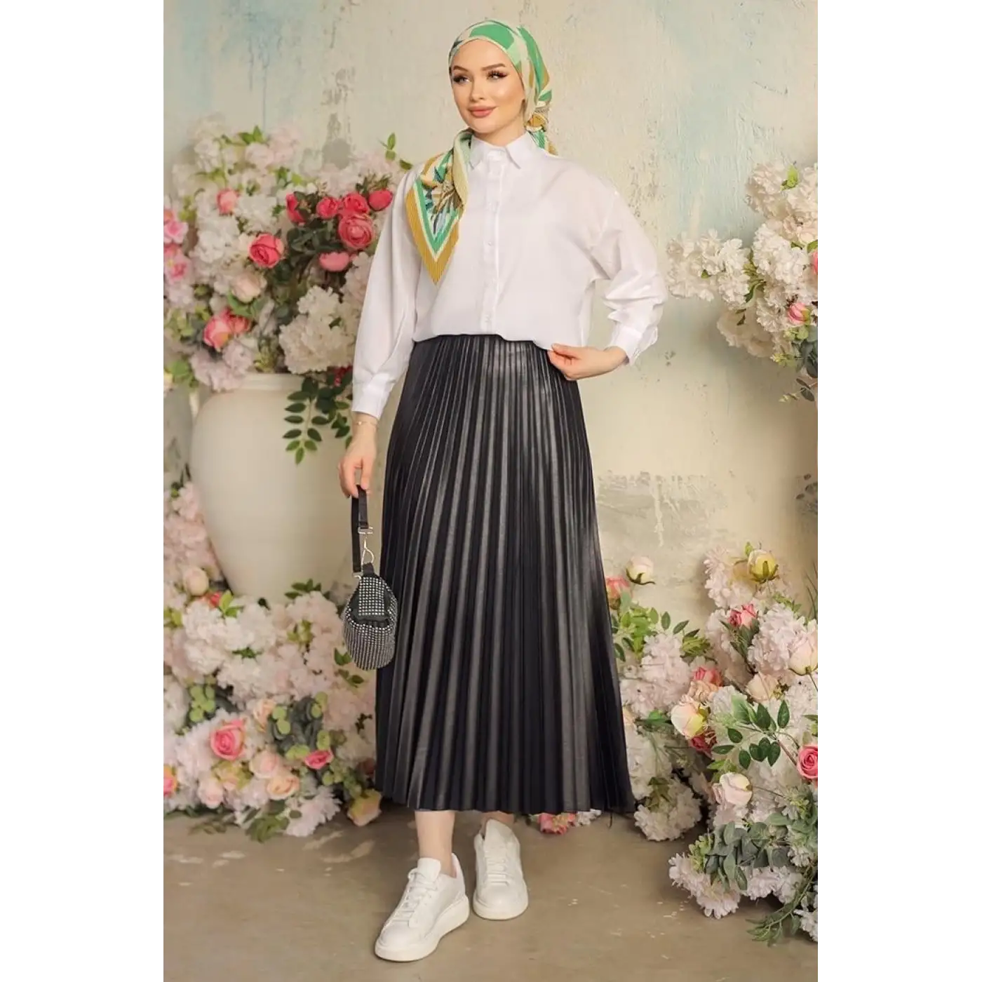 Zarif ve Modern Pileli Parlak Krep Gizli Lastikli Siyah Etek