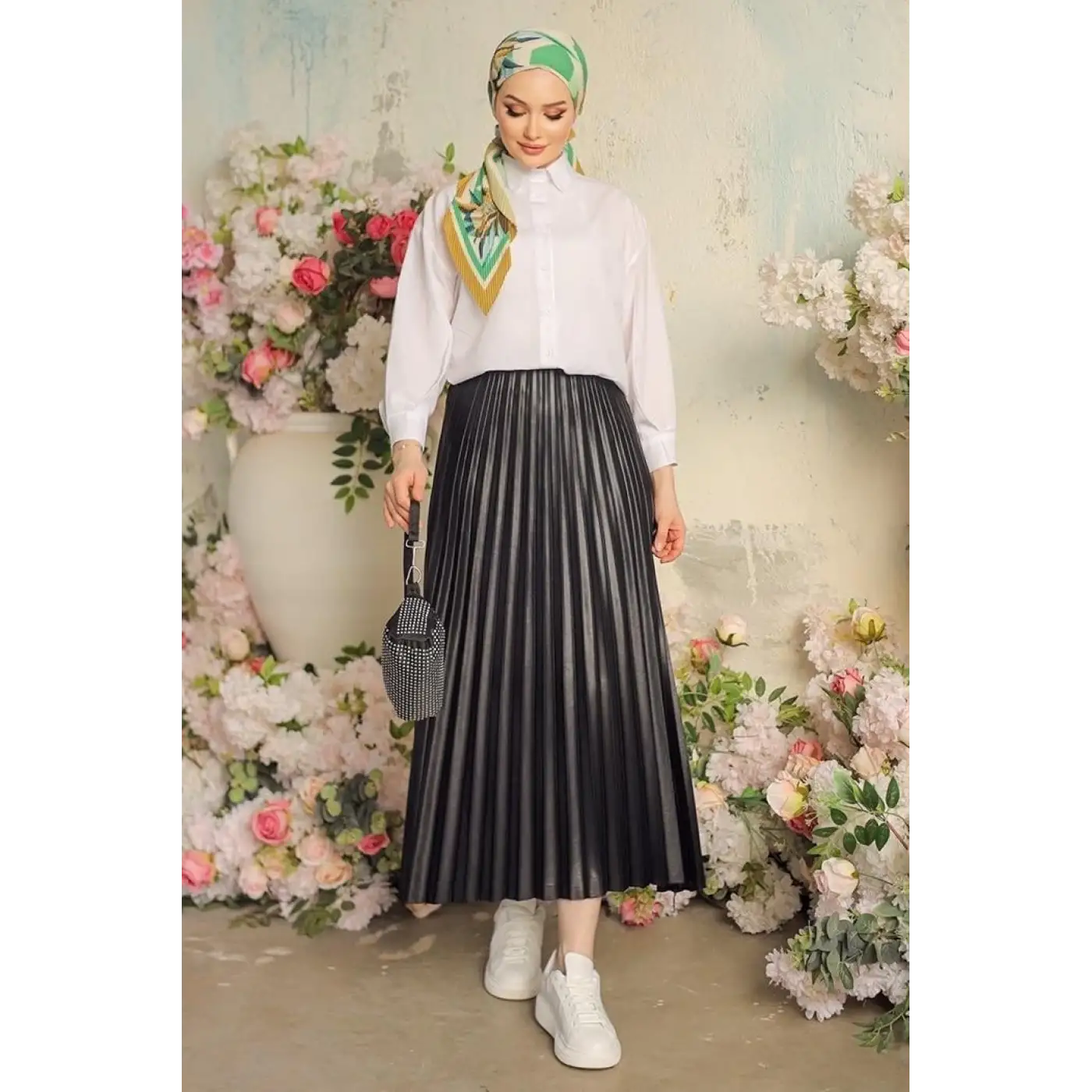 Zarif ve Modern Pileli Parlak Krep Gizli Lastikli Siyah Etek