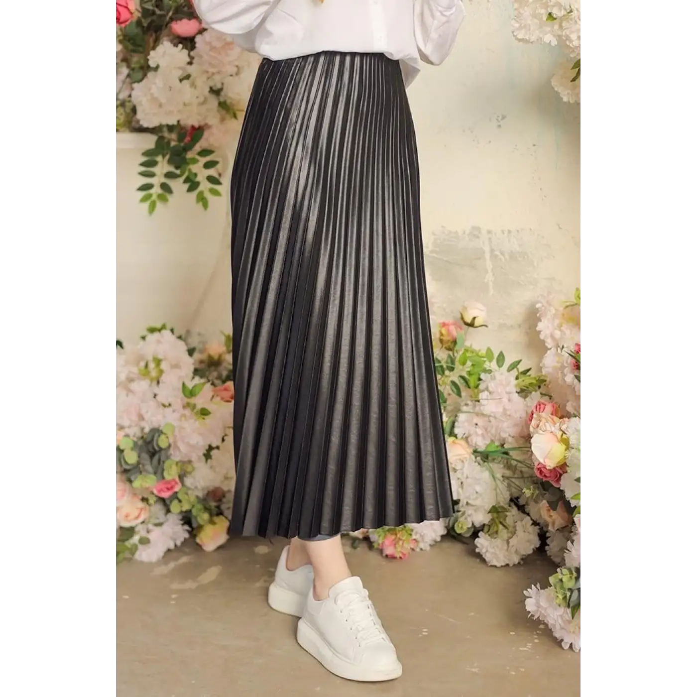 Zarif ve Modern Pileli Parlak Krep Gizli Lastikli Siyah Etek