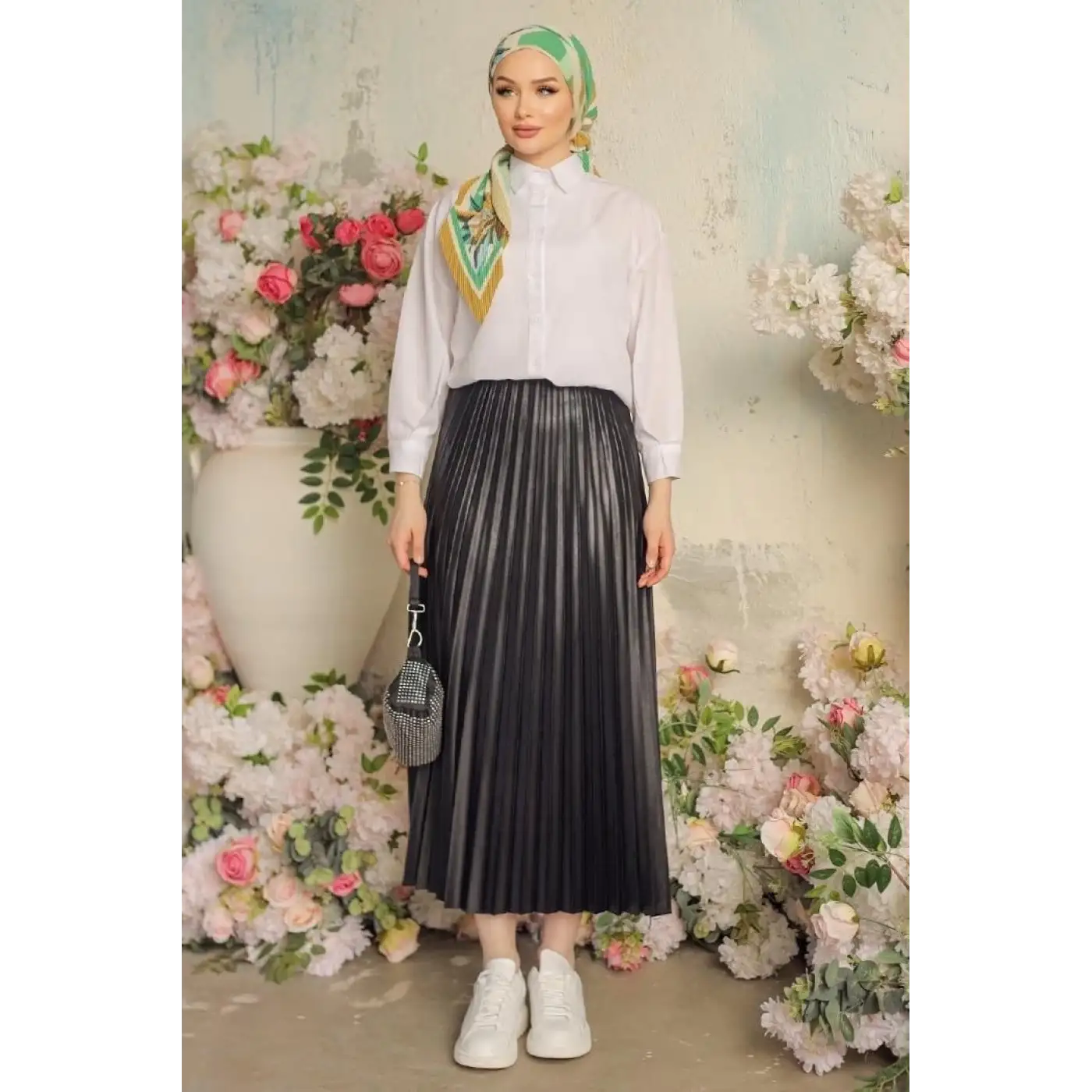 Zarif ve Modern Pileli Parlak Krep Gizli Lastikli Siyah Etek