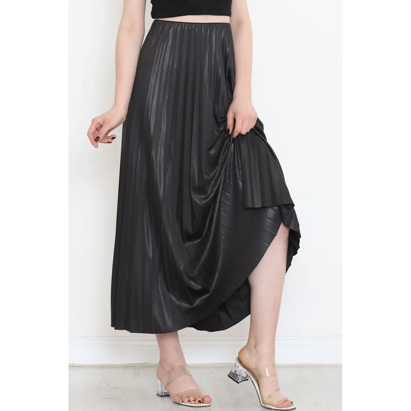 Zarif ve Modern Pileli Parlak Krep Gizli Lastikli Siyah Etek