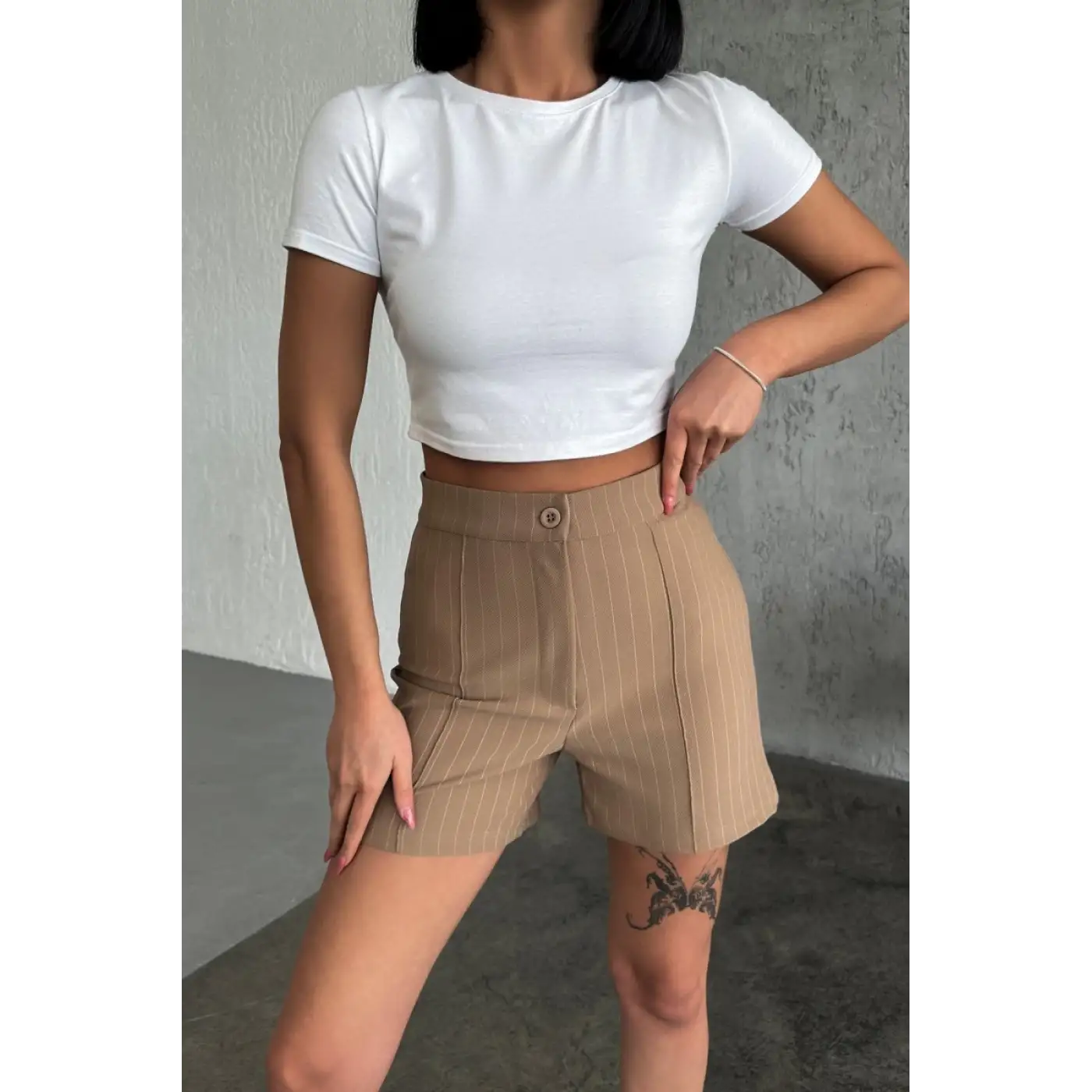 Zarif ve Şıklığı Bir Arada Sunan Yüksek Bel Krep Esnek Çimalı Çizgili Şort Bej