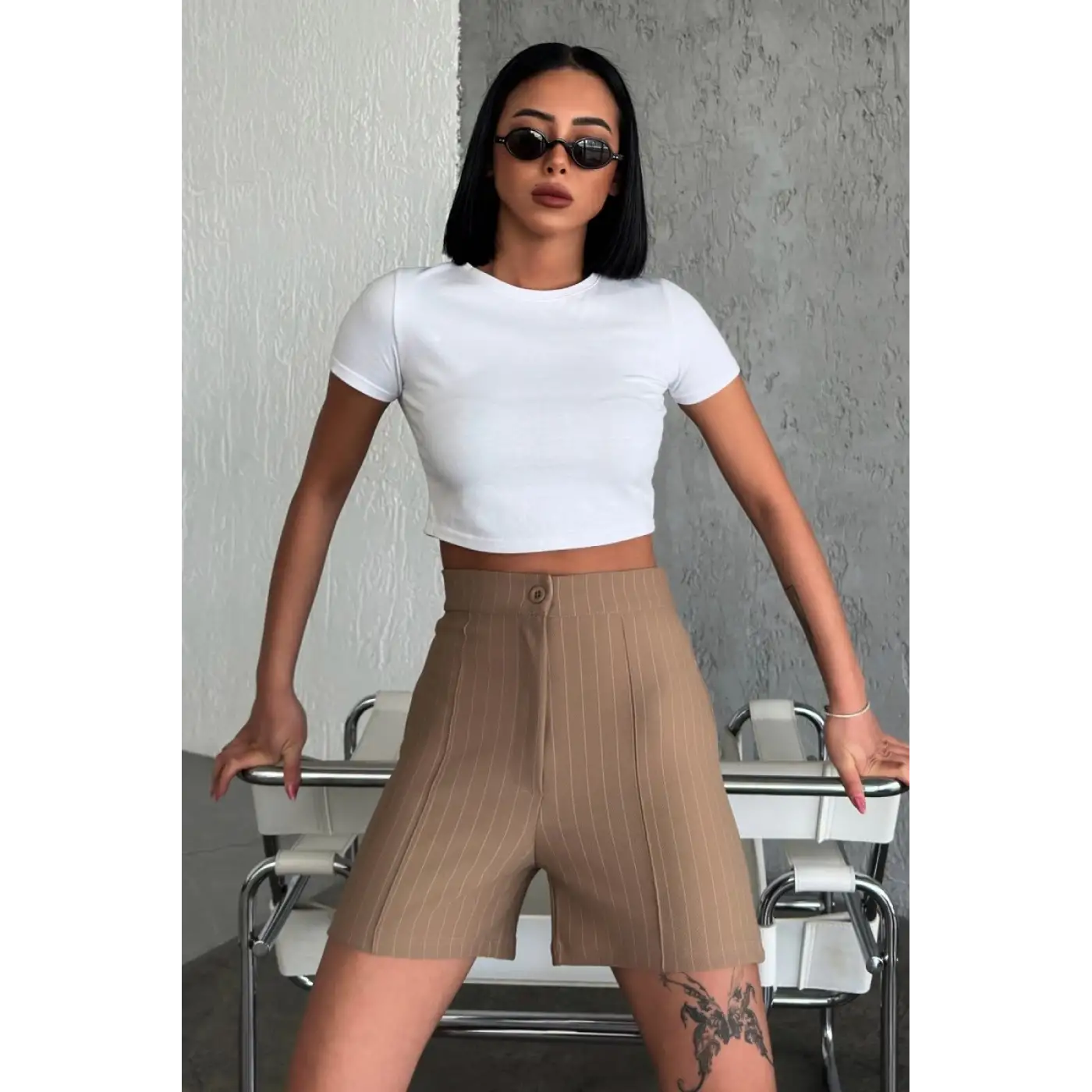 Zarif ve Şıklığı Bir Arada Sunan Yüksek Bel Krep Esnek Çimalı Çizgili Şort Bej