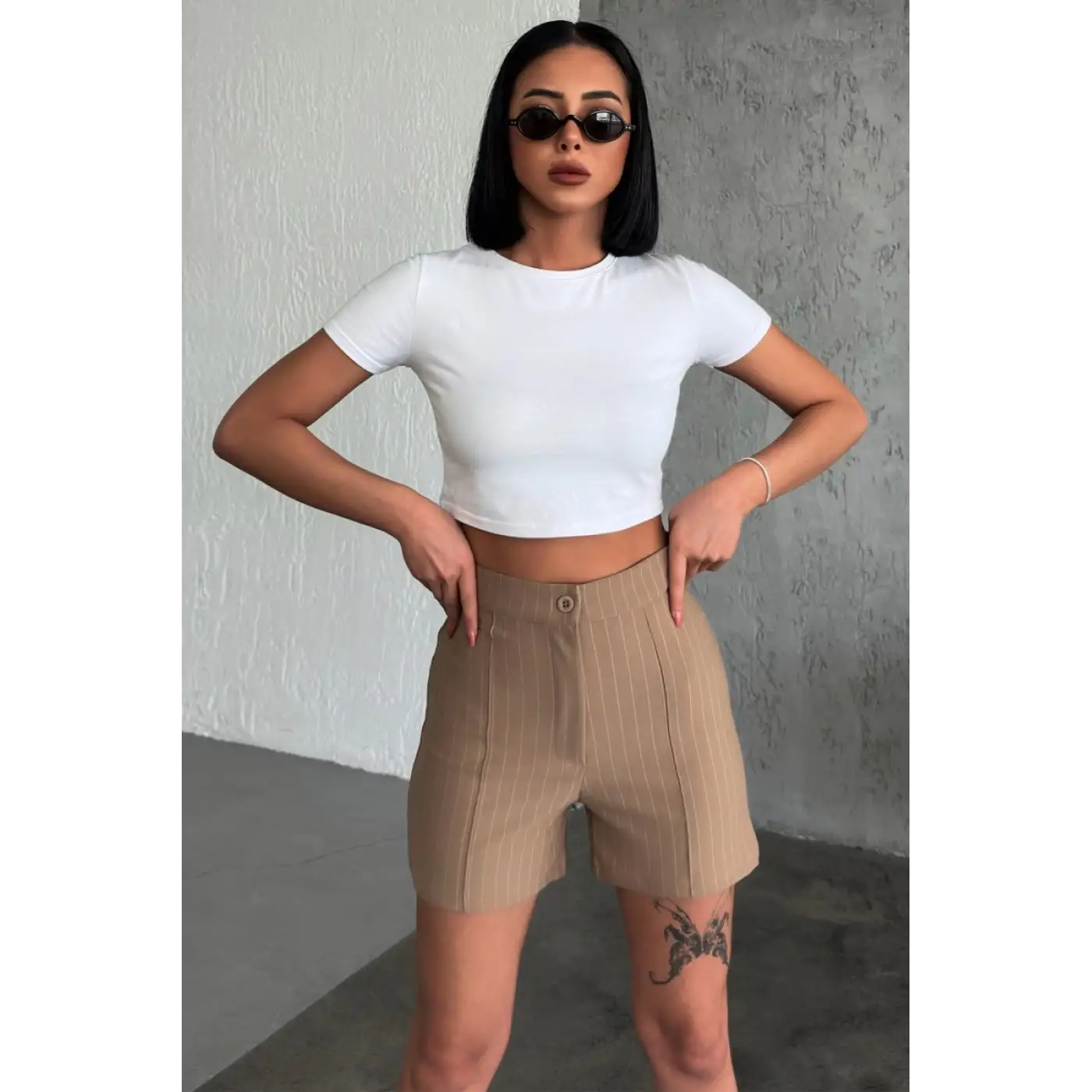 Zarif ve Şıklığı Bir Arada Sunan Yüksek Bel Krep Esnek Çimalı Çizgili Şort Bej