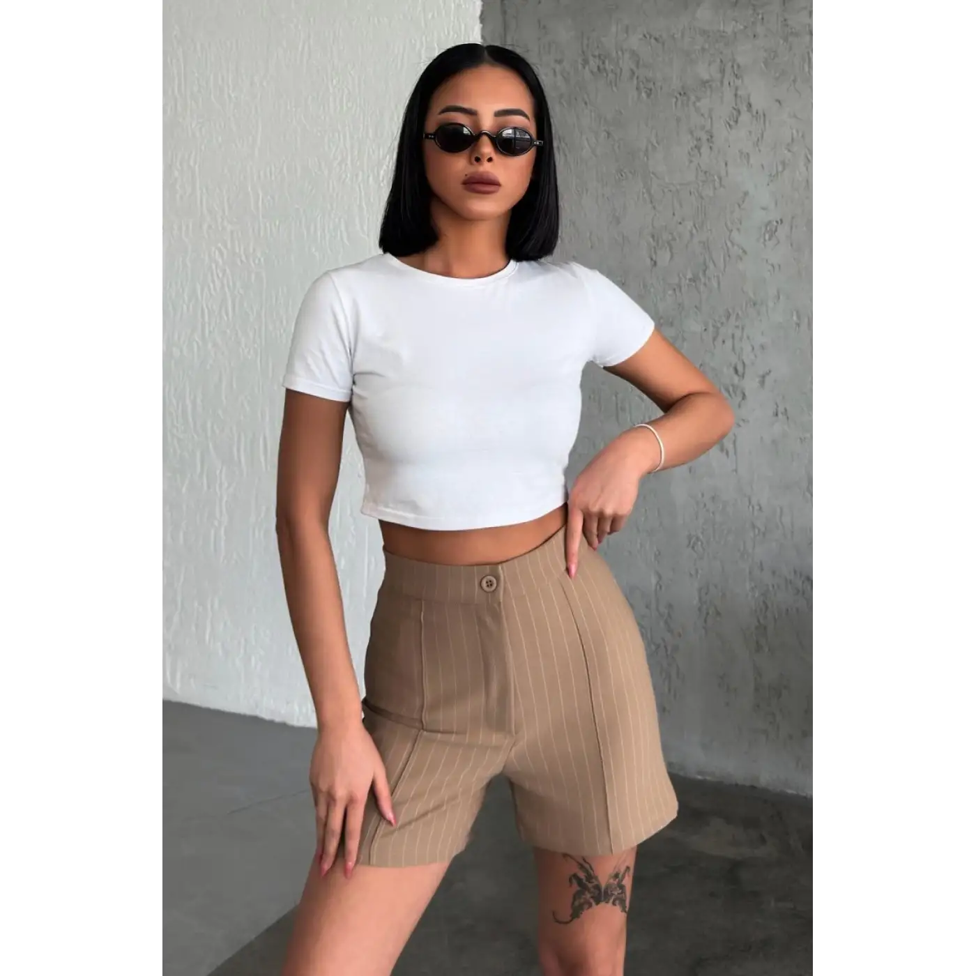 Zarif ve Şıklığı Bir Arada Sunan Yüksek Bel Krep Esnek Çimalı Çizgili Şort Bej