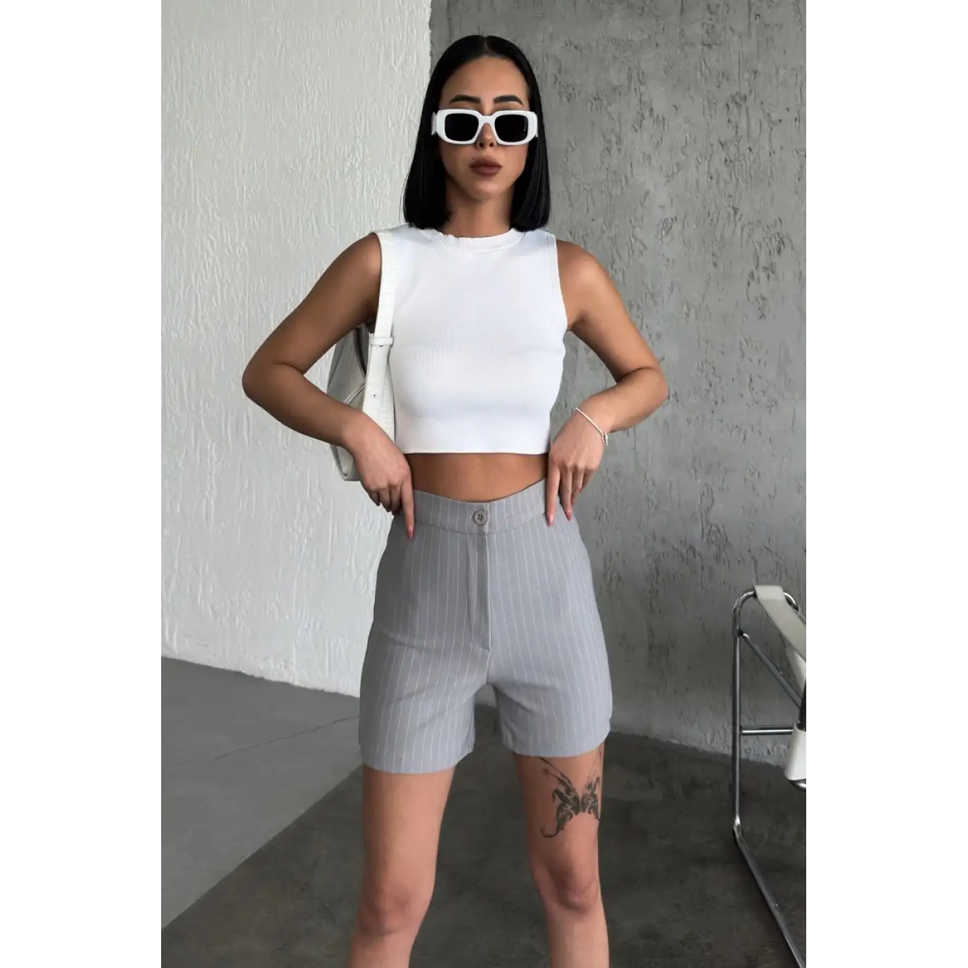 Zarif ve Şıklığı Bir Arada Sunan Yüksek Bel Krep Esnek Çimalı Çizgili Şort Gri