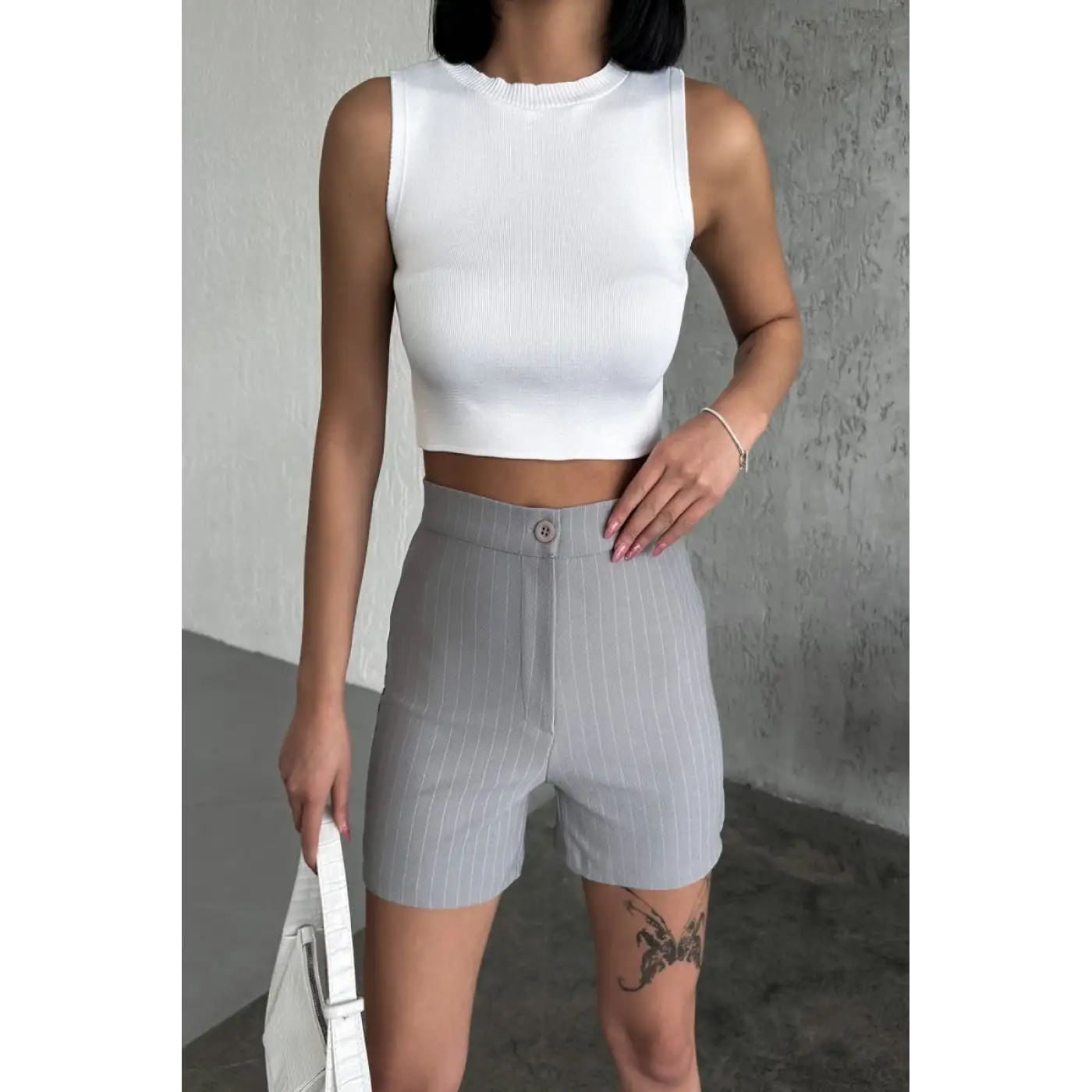 Zarif ve Şıklığı Bir Arada Sunan Yüksek Bel Krep Esnek Çimalı Çizgili Şort Gri