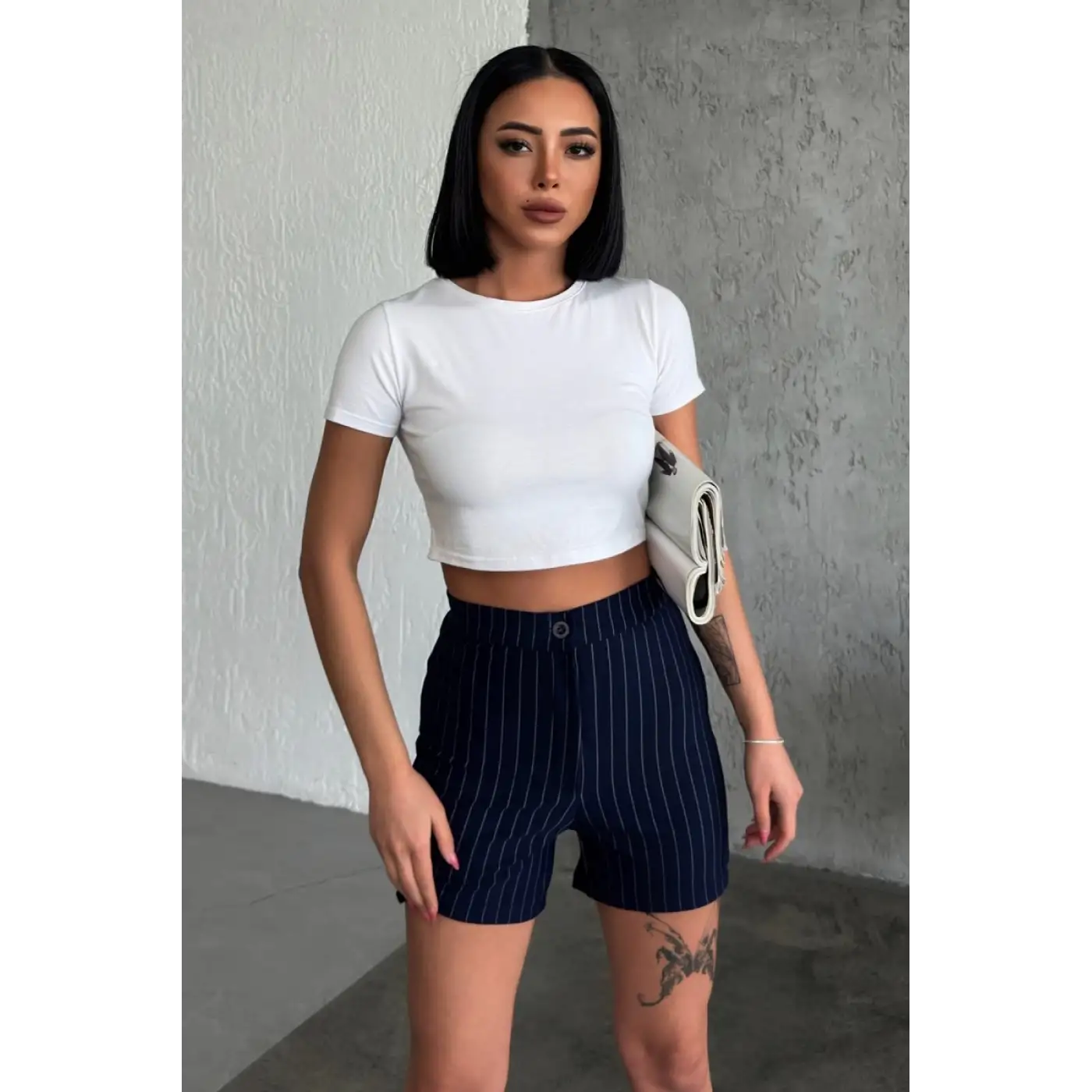 Zarif ve Şıklığı Bir Arada Sunan Yüksek Bel Krep Esnek Çimalı Çizgili Şort Lacivert