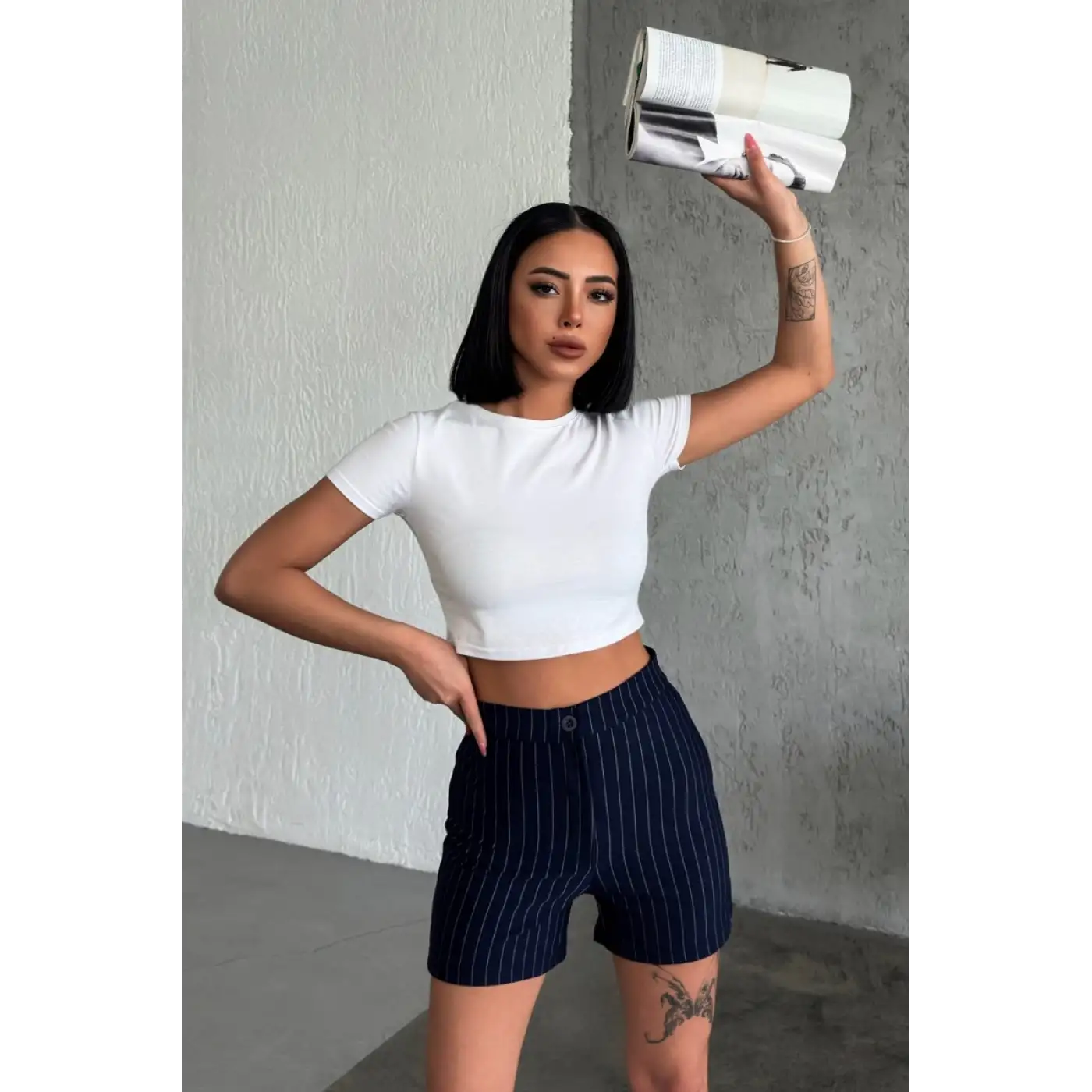 Zarif ve Şıklığı Bir Arada Sunan Yüksek Bel Krep Esnek Çimalı Çizgili Şort Lacivert