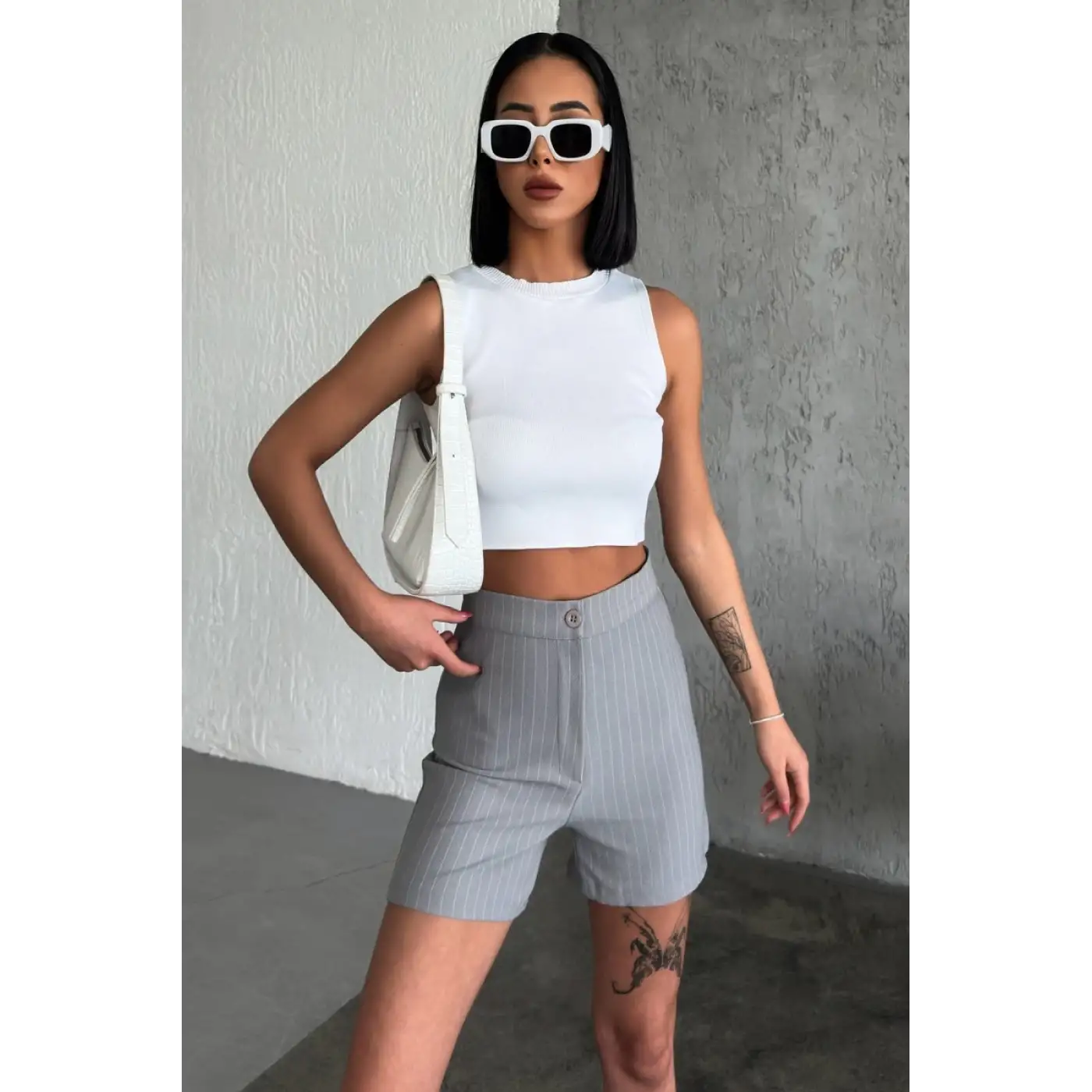 Zarif ve Şıklığı Bir Arada Sunan Yüksek Bel Krep Esnek Çimalı Çizgili Şort Gri