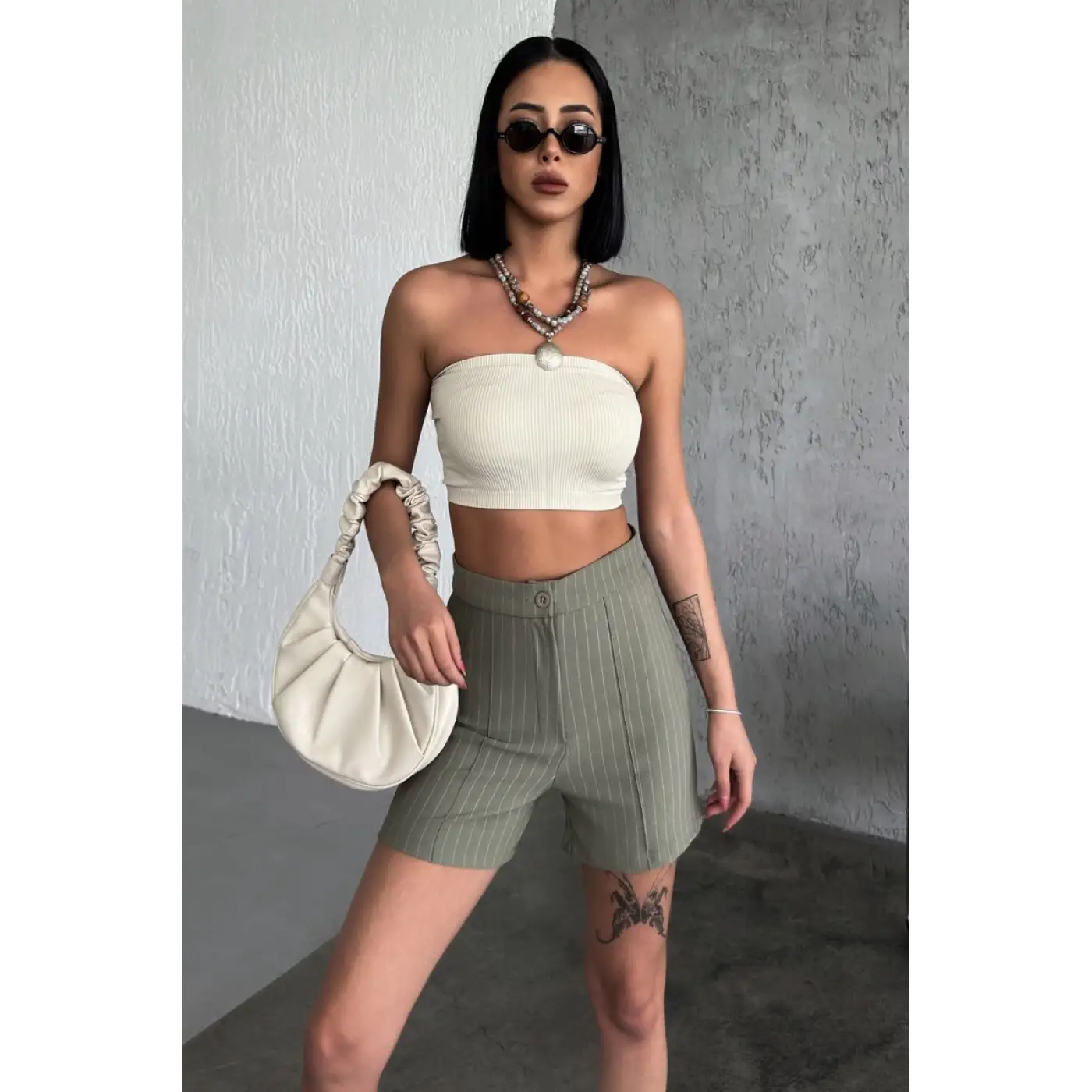 Zarif ve Şıklığı Bir Arada Sunan Yüksek Bel Krep Esnek Çimalı Çizgili Şort Haki