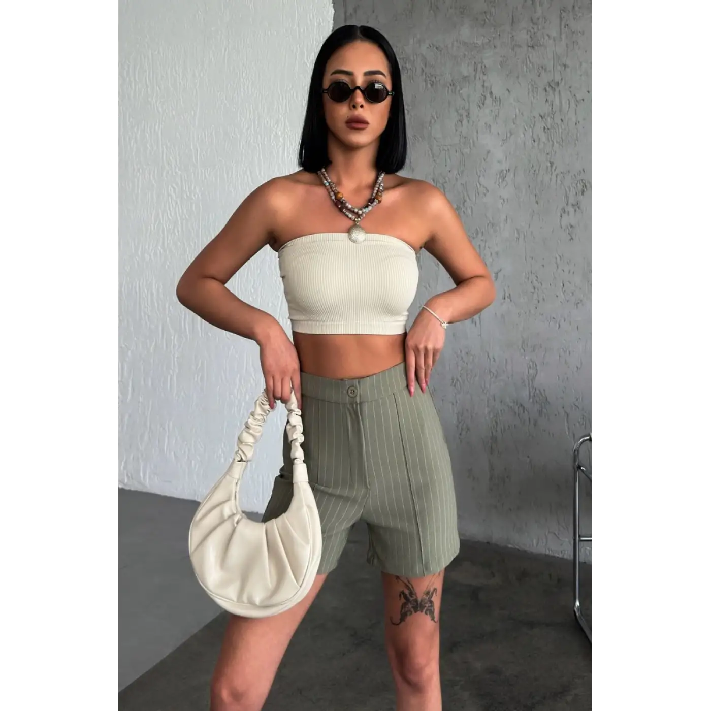 Zarif ve Şıklığı Bir Arada Sunan Yüksek Bel Krep Esnek Çimalı Çizgili Şort Haki