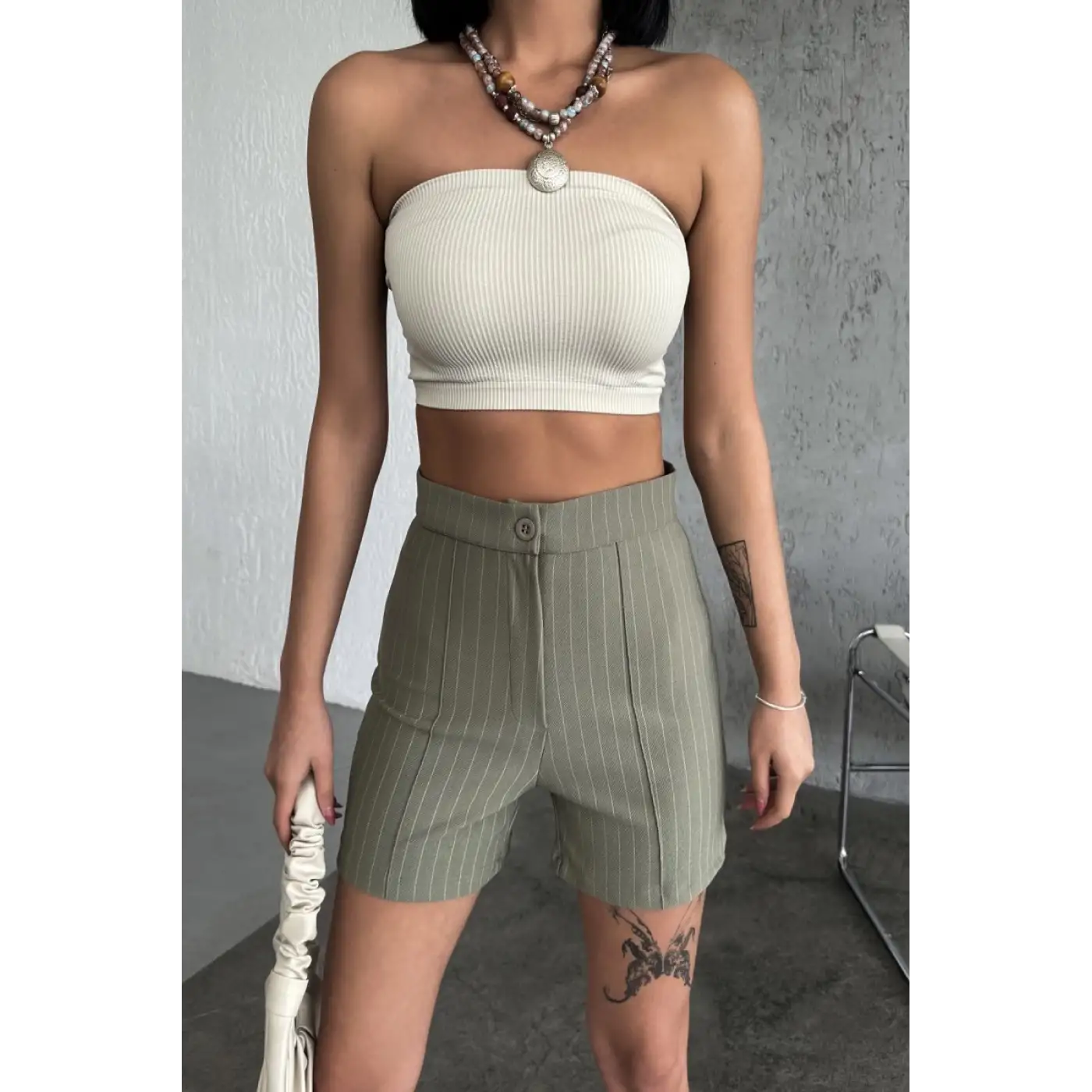 Zarif ve Şıklığı Bir Arada Sunan Yüksek Bel Krep Esnek Çimalı Çizgili Şort Haki