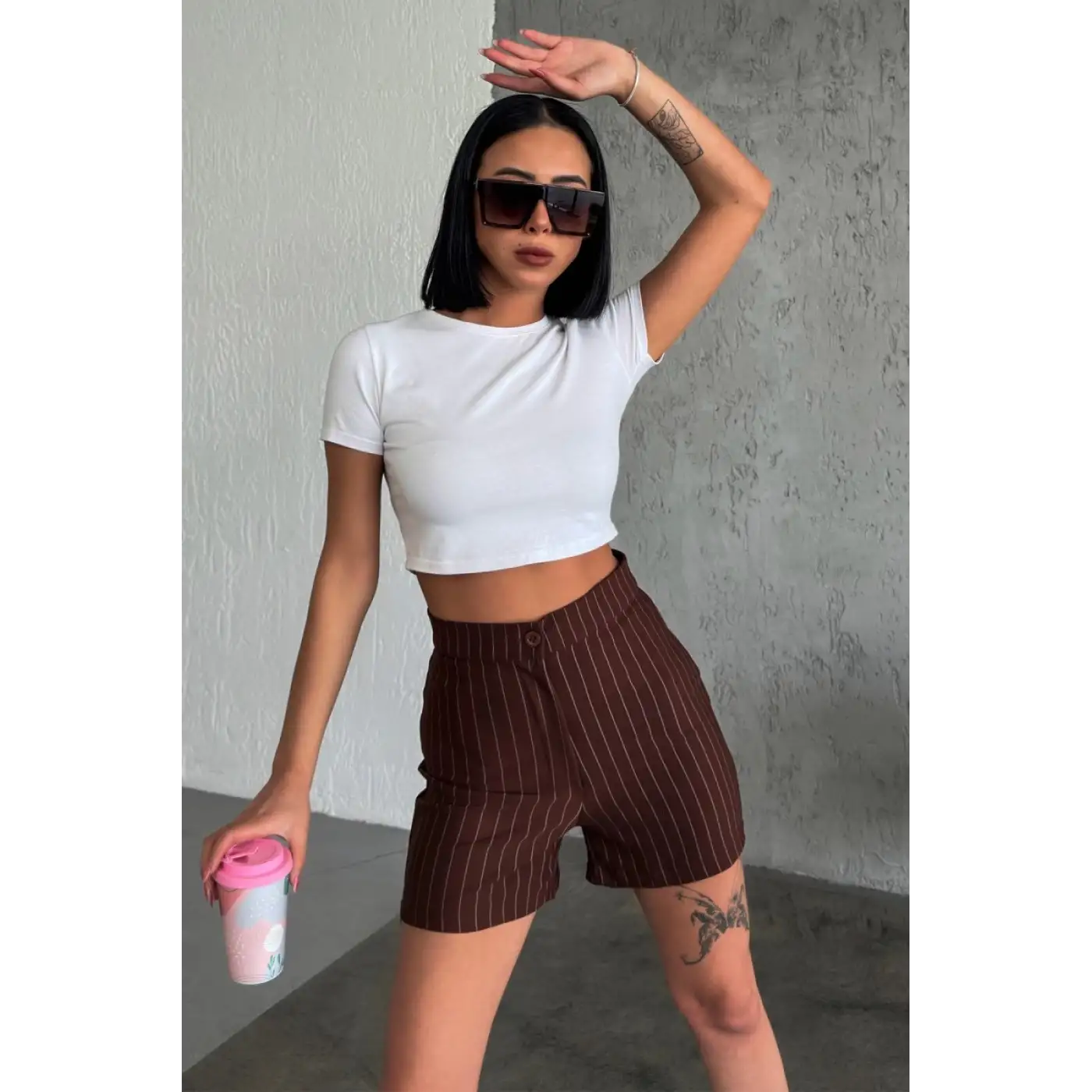 Zarif ve Şıklığı Bir Arada Sunan Yüksek Bel Krep Esnek Çimalı Çizgili Şort Kahverengi